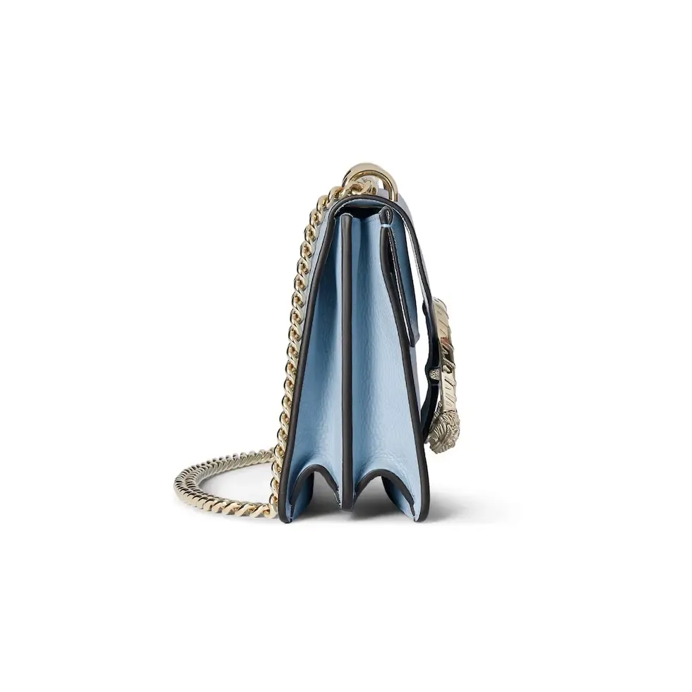 This piece is crafted from light blue leather and has a double tiger head lock with a flip design. The length can be adjusted freely by sliding the chain to create different styles. Light blue leather Light gold-tone hardware Light blue microfiber lining Pin buckle, side opening Double tiger head lock closure Internal zip compartment Flap pocket Double baffles Sliding chain shoulder strap can be adjusted to a shoulder strap with a height of 43 cm, or a top handle with a height of 24 cm. Weight: about 0.8 kg Model: 795005. Dimensions: 28cm (width) x 16cm (height) x 10.5cm (depth) Color: light blue full leather/original leather. Made in Italy