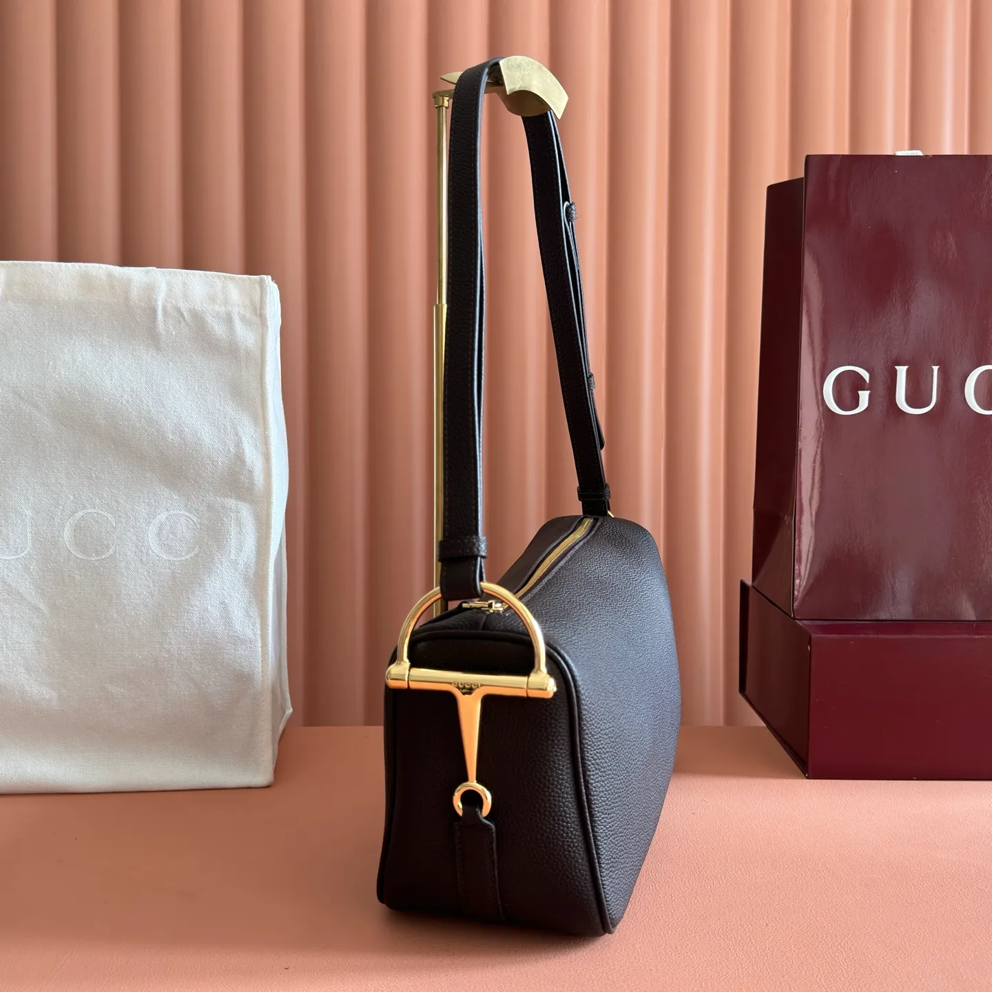 p1220💋💋💋【Original configuration counter full set packaging】Renewedly presents the Gucci Half Horsebit series, reinterpreting one of the brand's most iconic elements in a modern style. The collection cleverly combines relaxed silhouettes with the iconic half-horsebit hardware, which gives rise to its name. Ivory grained soft leather Gold-tone hardware White linen-cotton blend lining Half horsebit closure Interior: One open pocket Adjustable cowhide leather shoulder strap (height: 32cm - 34cm; length: 66cm - 73cm) Zip closure Ident: 860787. Dimensions: 31.5cm (width) x 17cm (height) x 12cm (depth) Weight: approx. 0.7kg