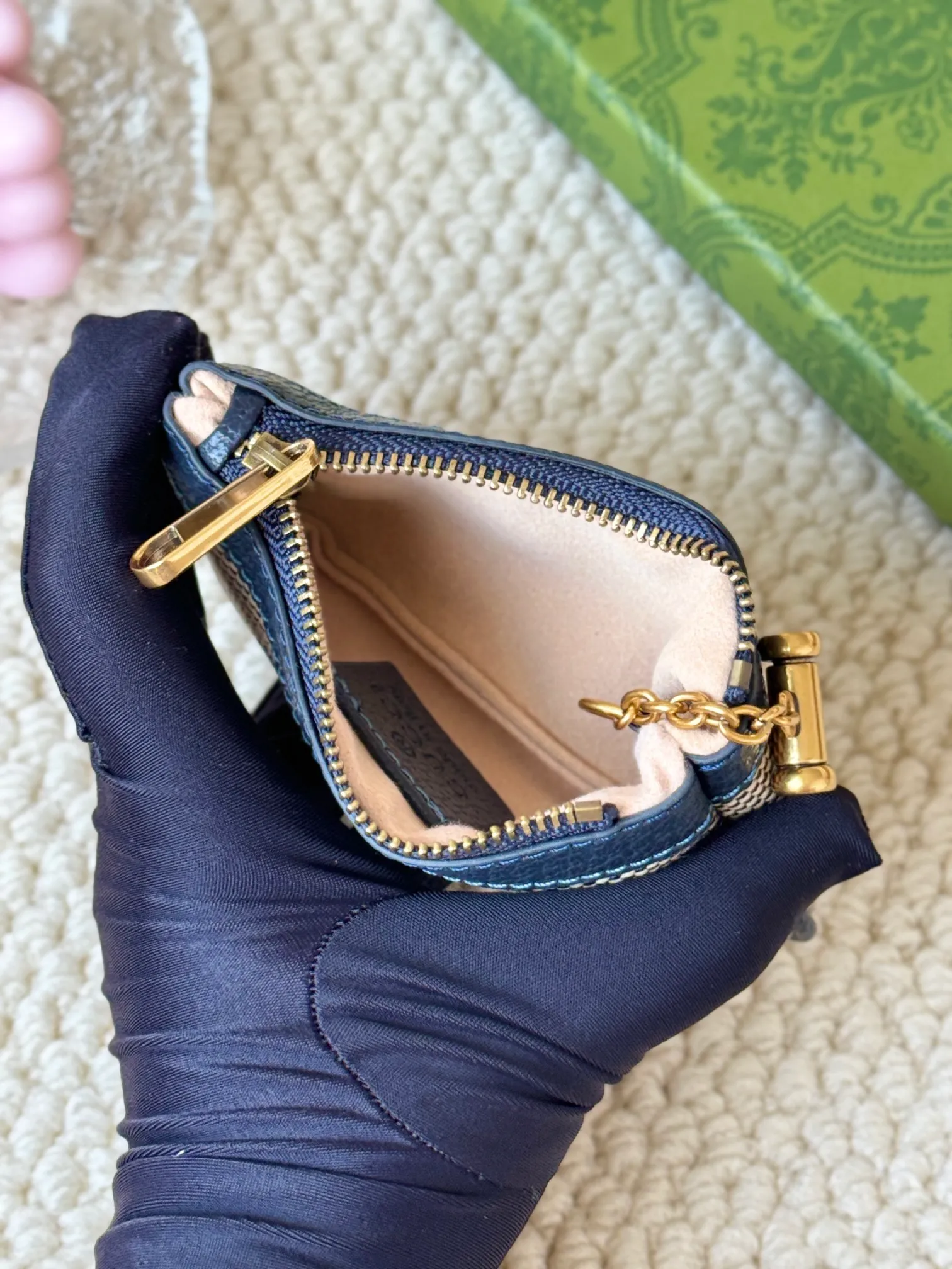 💰140 gucci new small coin purse ~ lipstick bag! Cowhide + PVC with exquisite original factory hardware! Flexible and unique hook buckle, small and exquisite, with great effect. Model: 671722, size: 12x7.5x1.5cm.