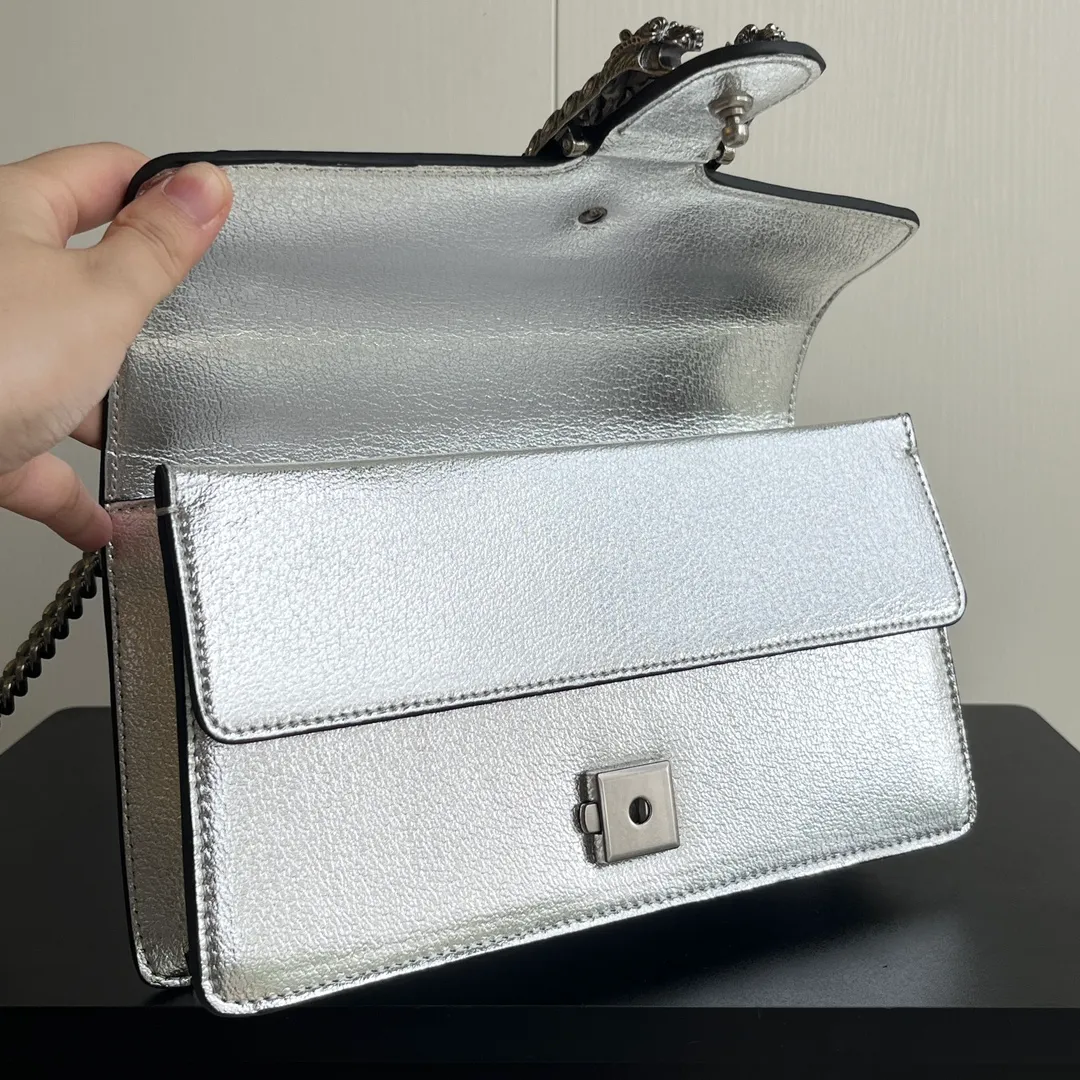 New upgraded version of real shot #💰320 Model: 499623 Silver Size: 25x14x8cm 𝙂𝙪𝙘𝙘𝙞 𝘿𝙞𝙤𝙣𝙮𝙨𝙪𝙨Diamond Bacchus True Fragrance Series Warning, it’s amazing. It retains the perfect pedigree of the Bacchus bag, but opens the era of Bacchus innovation! The most valuable part of the entire bag is the tiger head diamond buckle, a palace-level treasure item. Not a market product. The weight is very light and the size is perfect. Highly recommended.
