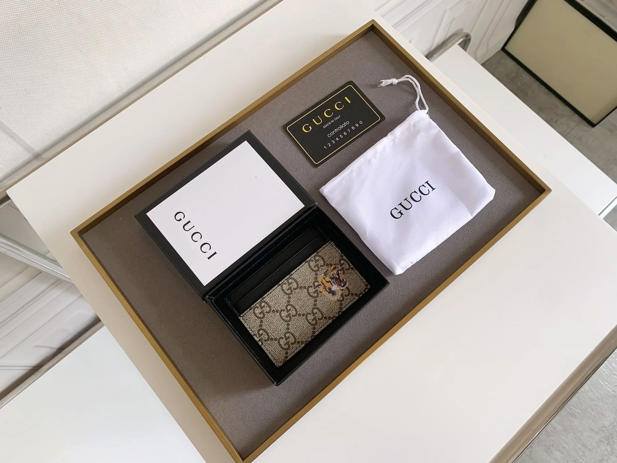 💰90 💎 (Tiger pattern) Top original quality, GUCCI classic popular printed card holder, exclusive background, real shot. The card holder is made of GG Supreme high-grade man-made canvas with exquisite patterns💯! Style number: 451277 Size: 10x7.5cm