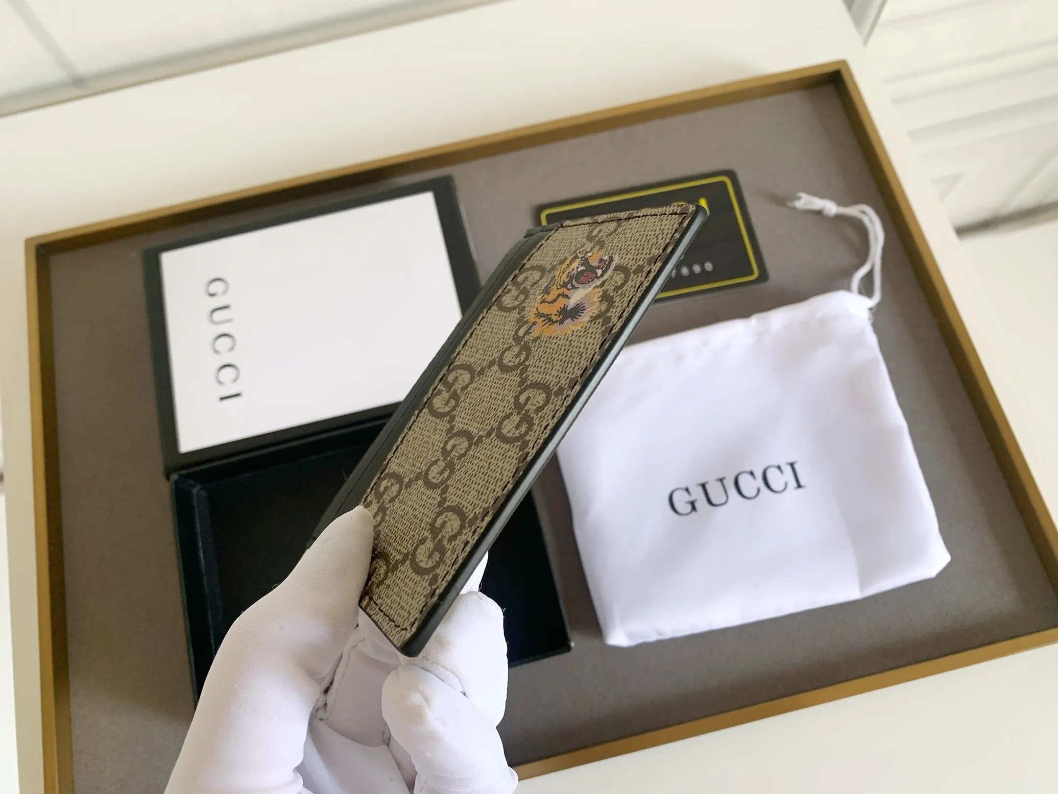 💰90 💎 (Tiger pattern) Top original quality, GUCCI classic popular printed card holder, exclusive background, real shot. The card holder is made of GG Supreme high-grade man-made canvas with exquisite patterns💯! Style number: 451277 Size: 10x7.5cm