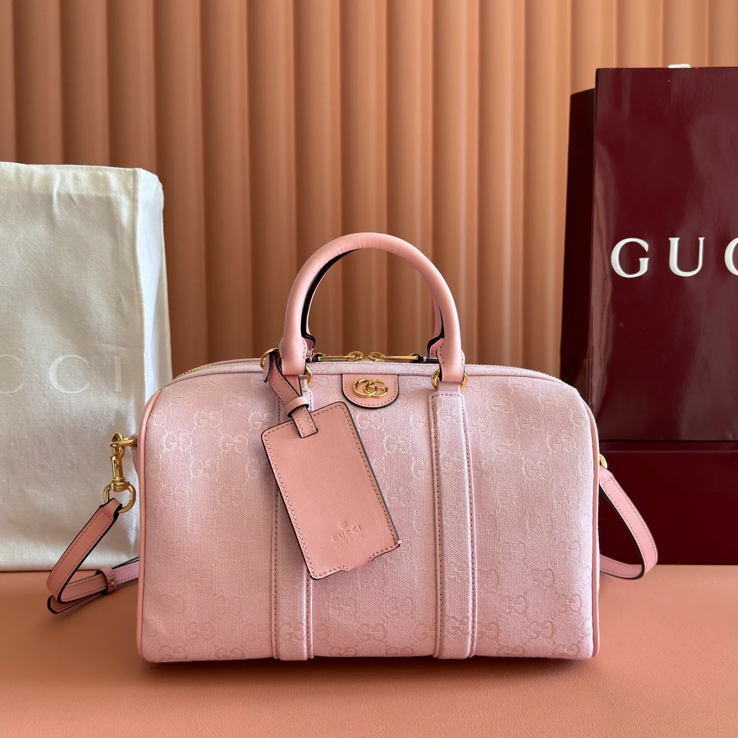 p1100💋💋💋【Original configuration counter complete package】🔥Ophidia series pays tribute to the brand heritage with iconic striped webbing and gold-toned double G elements. This Boston bag is made of GG canvas and uses novel colors to add color to this season's look. Pink GG canvas Pink leather piping Gold-tone hardware Pink cotton and linen lining Double G handles (10 cm high) Removable and adjustable leather shoulder strap (height: 48 cm) Zip closure Model number: 857595. Dimensions: 30cm (W) x 16cm (H) x 20cm (D) Weight: Approx. 1kg Colour: Pink/Canvas.