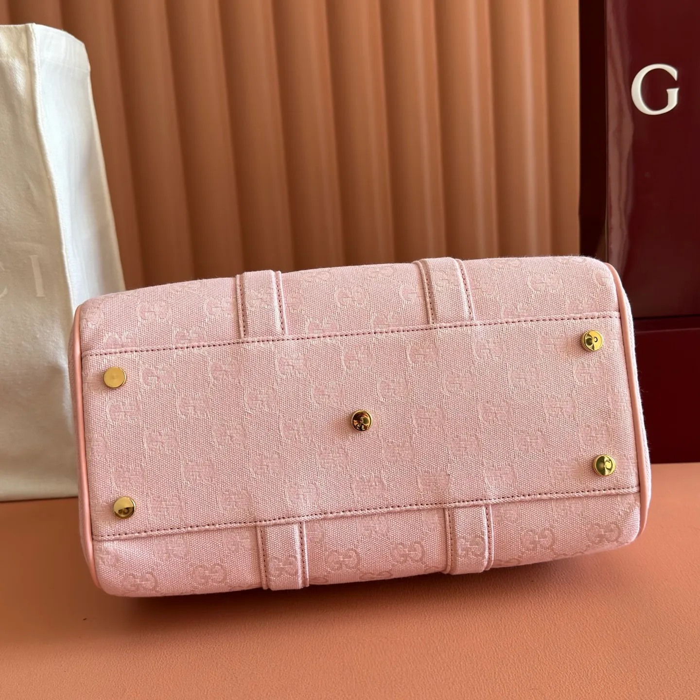 p1100💋💋💋【Original configuration counter complete package】🔥Ophidia series pays tribute to the brand heritage with iconic striped webbing and gold-toned double G elements. This Boston bag is made of GG canvas and uses novel colors to add color to this season's look. Pink GG canvas Pink leather piping Gold-tone hardware Pink cotton and linen lining Double G handles (10 cm high) Removable and adjustable leather shoulder strap (height: 48 cm) Zip closure Model number: 857595. Dimensions: 30cm (W) x 16cm (H) x 20cm (D) Weight: Approx. 1kg Colour: Pink/Canvas.