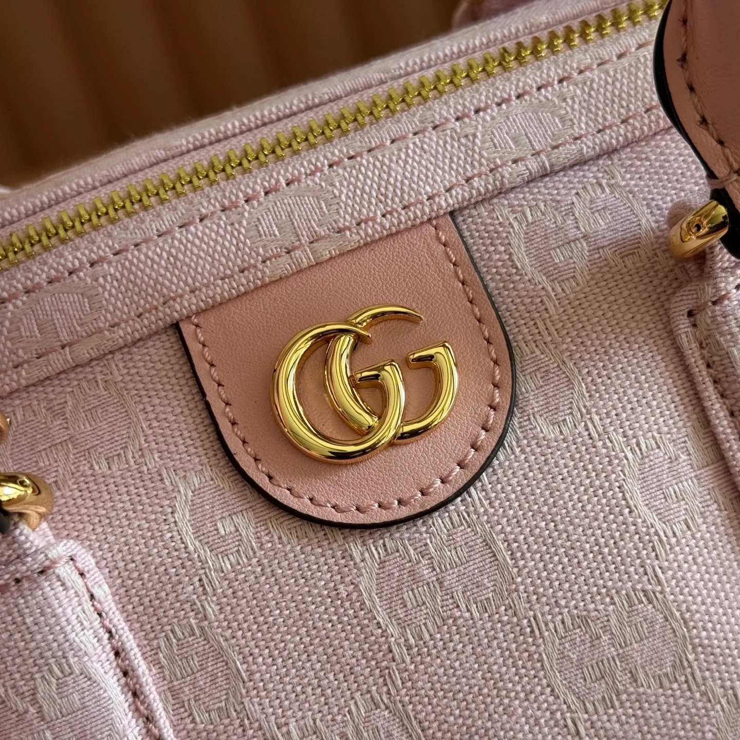 p1100💋💋💋【Original configuration counter complete package】🔥Ophidia series pays tribute to the brand heritage with iconic striped webbing and gold-toned double G elements. This Boston bag is made of GG canvas and uses novel colors to add color to this season's look. Pink GG canvas Pink leather piping Gold-tone hardware Pink cotton and linen lining Double G handles (10 cm high) Removable and adjustable leather shoulder strap (height: 48 cm) Zip closure Model number: 857595. Dimensions: 30cm (W) x 16cm (H) x 20cm (D) Weight: Approx. 1kg Colour: Pink/Canvas.
