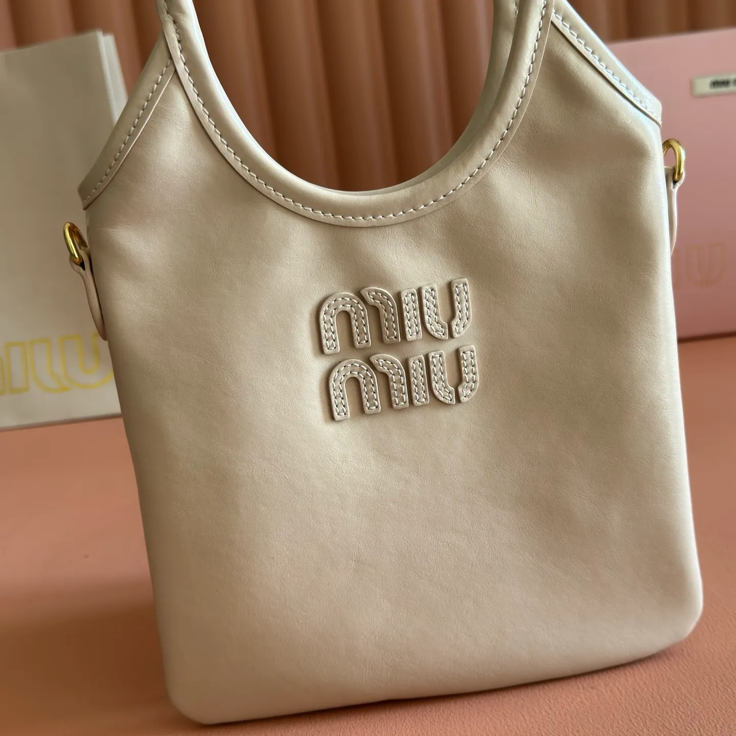 p1240💋💋💋【Equipped with full set of counter packaging and premium hardware original leather】IVY cow leather tote bag small handbag/crossbody bag~ This cowhide leather tote bag is decorated with metal details brand letter logo, showing classic style and very recognizable. Size: W20×H24cm No./5BG281