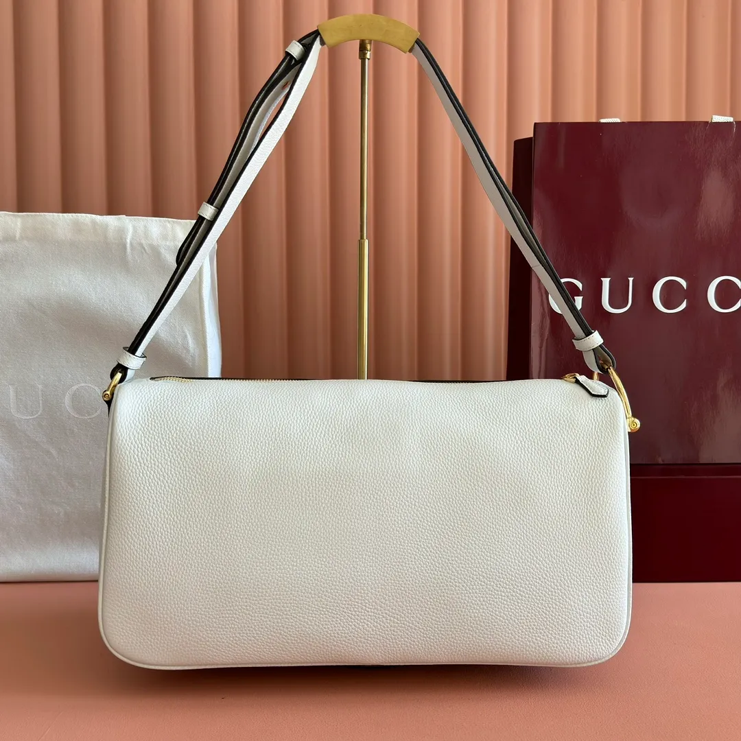 p1340💋💋💋【With full set of original counter packaging】The Gucci Half Horsebit series is newly presented, reinterpreting one of the brand's most iconic elements in a modern style. The collection cleverly combines relaxed silhouettes with the iconic half-horsebit hardware, which gives rise to its name. Brown grained soft leather Gold-tone hardware Brown cotton and linen blend lining Half horsebit closure Interior: One open pocket Adjustable cowhide leather shoulder strap (height: 33cm - 38cm) Zip closure Ident number: 862530. Dimensions: 38cm (width) x 20cm (height) x 15cm (depth) Weight: approx. 0.95kg Color: white/full leather.