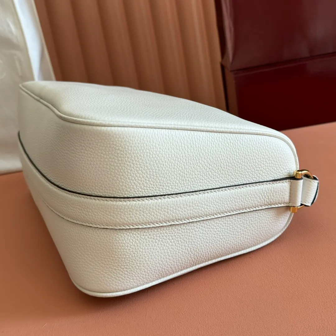 p1340💋💋💋【With full set of original counter packaging】The Gucci Half Horsebit series is newly presented, reinterpreting one of the brand's most iconic elements in a modern style. The collection cleverly combines relaxed silhouettes with the iconic half-horsebit hardware, which gives rise to its name. Brown grained soft leather Gold-tone hardware Brown cotton and linen blend lining Half horsebit closure Interior: One open pocket Adjustable cowhide leather shoulder strap (height: 33cm - 38cm) Zip closure Ident number: 862530. Dimensions: 38cm (width) x 20cm (height) x 15cm (depth) Weight: approx. 0.95kg Color: white/full leather.