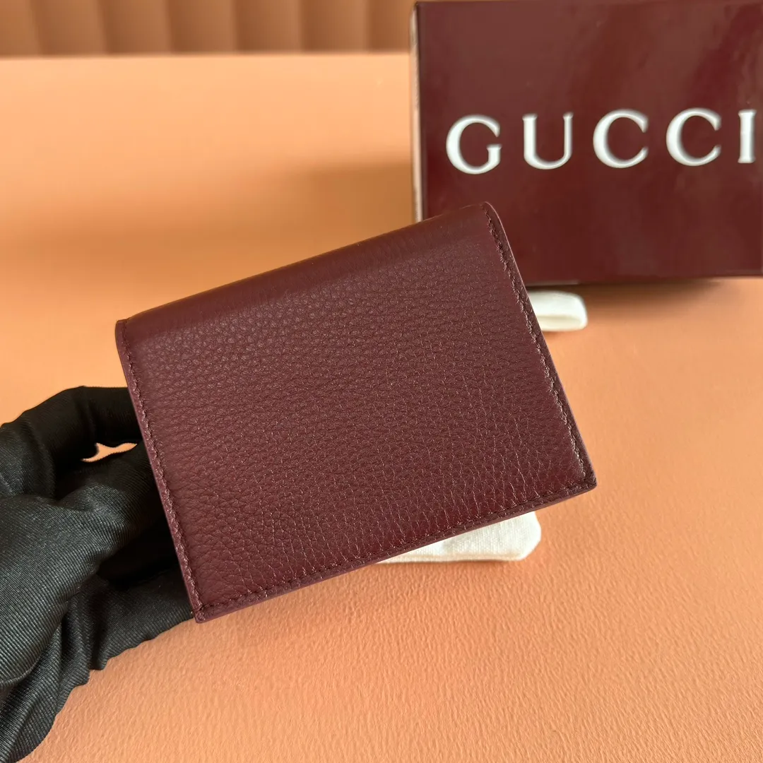 p400💋💋💋 "With full set of original counter packaging" [New product] This GG Marmont series card holder is made of classic and durable Ancora red with light pink cow leather, adding another classic to the "Aria-Fashion Aria" series. The Double G accessory originates from the belt buckle design of the 1970s, and is reinterpreted on this wallet in tone-on-tone resin. The classic design is combined with a monochromatic color scheme to highlight the modern fashion style. Anchor red and light pink leather Light gold resin hardware Double G 5 card compartments, 1 open pocket 1 bill compartment Internal zipper pocket Snap-button closure Weight: approx. 0.112 kg Model number: 456126. Dimensions when open: 11cm (W) x 17.5cm (H) Dimensions when closed: 11cm (W) x 8.5cm (H) x 3cm (D) Color: Anchor Red/Light Pink Made in Italy