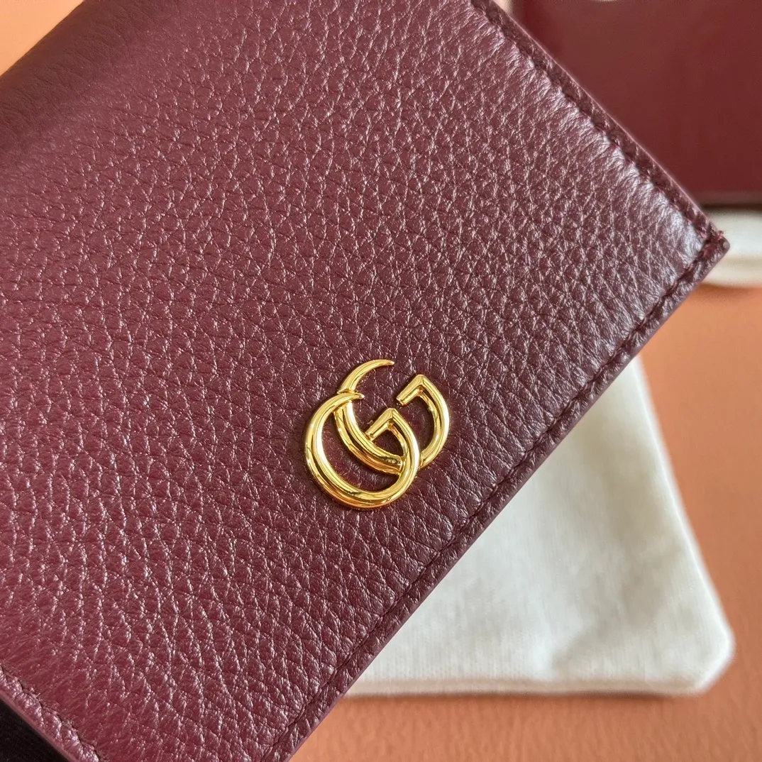 p400💋💋💋 "With full set of original counter packaging" [New product] This GG Marmont series card holder is made of classic and durable Ancora red with light pink cow leather, adding another classic to the "Aria-Fashion Aria" series. The Double G accessory originates from the belt buckle design of the 1970s, and is reinterpreted on this wallet in tone-on-tone resin. The classic design is combined with a monochromatic color scheme to highlight the modern fashion style. Anchor red and light pink leather Light gold resin hardware Double G 5 card compartments, 1 open pocket 1 bill compartment Internal zipper pocket Snap-button closure Weight: approx. 0.112 kg Model number: 456126. Dimensions when open: 11cm (W) x 17.5cm (H) Dimensions when closed: 11cm (W) x 8.5cm (H) x 3cm (D) Color: Anchor Red/Light Pink Made in Italy