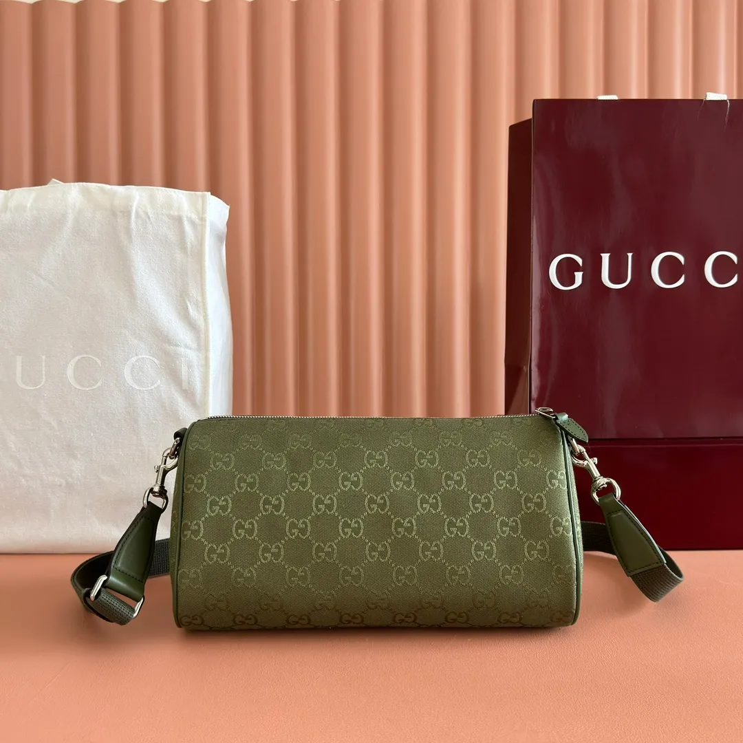 p920. 💋💋💋【With full set of original counter packaging】【New Product】This item is crafted with GG canvas to pay tribute to the instantly recognizable monogram pattern of Guccio Gucci, the founder of the brand. Interpreting a new forest green tone, it adds a modern touch to daily accessories, and the webbing details double the charm of the entire design. Forest green GG canvas Forest green piping Red and green web details Nylon lining Triangular shaped sides Interior: One leather open pocket External: One zippered pocket Removable and adjustable shoulder strap (55cm height) Zip closure Color: 834455. Dimensions: 30cm (W) x 16cm (H) x 16cm (D) Weight: Approx. 0.6kg Color: Forest Green/Green Cloth. Made in Italy