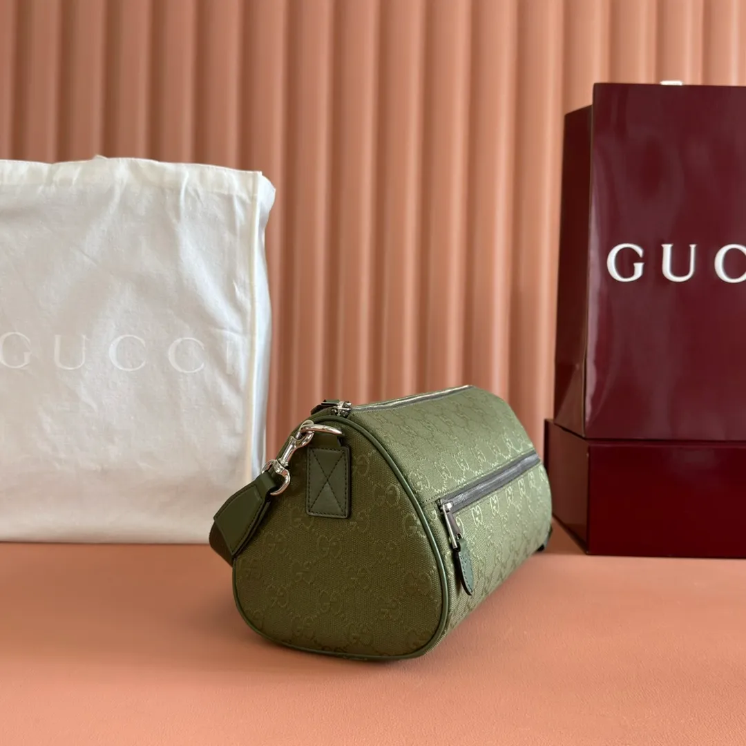 p920. 💋💋💋【With full set of original counter packaging】【New Product】This item is crafted with GG canvas to pay tribute to the instantly recognizable monogram pattern of Guccio Gucci, the founder of the brand. Interpreting a new forest green tone, it adds a modern touch to daily accessories, and the webbing details double the charm of the entire design. Forest green GG canvas Forest green piping Red and green web details Nylon lining Triangular shaped sides Interior: One leather open pocket External: One zippered pocket Removable and adjustable shoulder strap (55cm height) Zip closure Color: 834455. Dimensions: 30cm (W) x 16cm (H) x 16cm (D) Weight: Approx. 0.6kg Color: Forest Green/Green Cloth. Made in Italy
