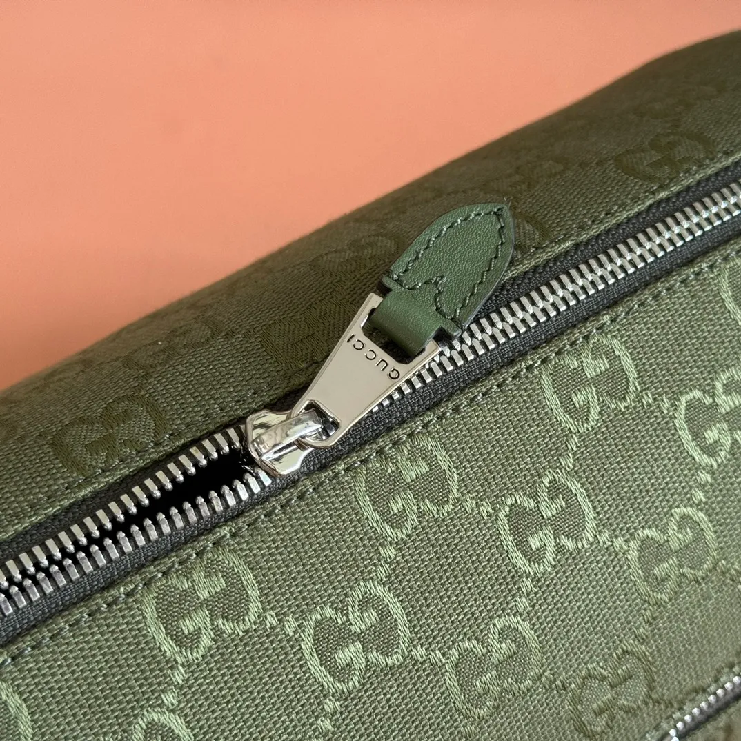 p920. 💋💋💋【With full set of original counter packaging】【New Product】This item is crafted with GG canvas to pay tribute to the instantly recognizable monogram pattern of Guccio Gucci, the founder of the brand. Interpreting a new forest green tone, it adds a modern touch to daily accessories, and the webbing details double the charm of the entire design. Forest green GG canvas Forest green piping Red and green web details Nylon lining Triangular shaped sides Interior: One leather open pocket External: One zippered pocket Removable and adjustable shoulder strap (55cm height) Zip closure Color: 834455. Dimensions: 30cm (W) x 16cm (H) x 16cm (D) Weight: Approx. 0.6kg Color: Forest Green/Green Cloth. Made in Italy