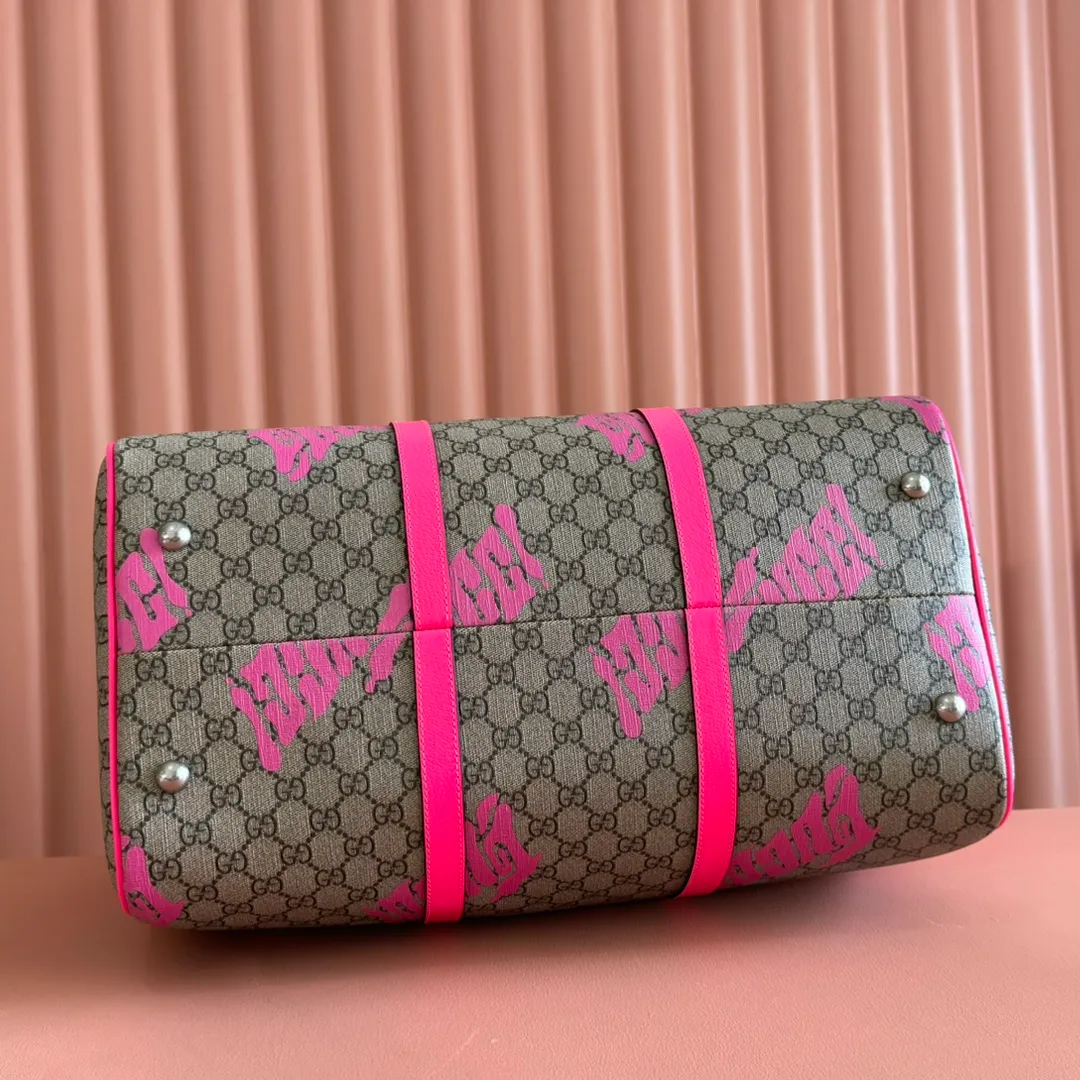 p1640. 💋💋💋"With full set of original counter gift bag packaging" [New Product] In the 2025 early autumn series, Chinese artist Currynew reinterprets the brand logo, adding color to men's ready-to-wear, leather goods and accessories. This travel bag is crafted from coated fabric with the classic GG monogram pattern, cleverly incorporating Gucci prints and contrasting leather piping, making the entire design richer. Beige and dark brown coated fabric with classic GG monogram pattern Emerald green leather trim Gucci print Currynew workmanship Emerald green linen-cotton blend lining Interior: 1 zip pocket External: ID tag, lock and keychain Handle: 12 cm (height) Removable and adjustable leather shoulder strap (height adjustable between 117 cm and 132 cm) Zip closure Ident No.: 834962. Dimensions: 44cm (width) x 29cm (height) x 23cm (depth) Weight: about 2kg Color: rose red silk screen/PVC. Made in Italy
