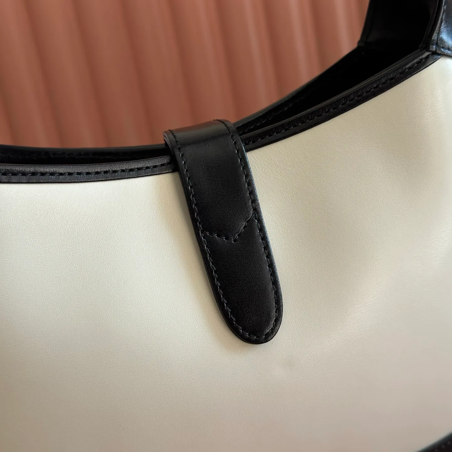p1300. 📣📣📣 [Original leather accessories 🌈 Equipped with full counter packaging] 🔥🔥4040 catwalk style vintage armpit bag jackie, it is predicted that it will be a popular one after the 1955 series. Many celebrities can't put it down, and their upper body is also super fashionable. Jackie was successfully defeated by the counter and appeared on the 2020 GUCC! The show generated a lot of discussion. This is the favorite bag of the former first lady of the United States, Jacqueline. In the 1960s and 1970s, she liked to carry Jackie handbags of different textures in public. This bag with a rather retro appearance is in line with the current two major trends of vintage and armpit bags. The conflict between old and fashionable is a wonderful existence. Style number: 636706, dimensions: width 28x height 19x side width 4.5.