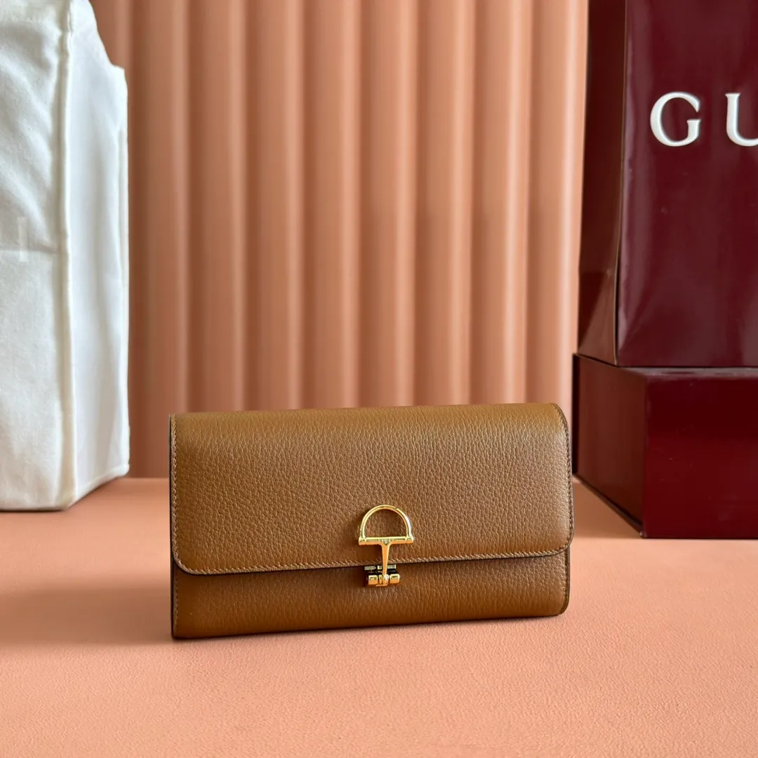 p540. 💋💋💋 Equipped with full counter packaging [New Product] This Gucci Softbit series shoulder bag is ingeniously integrated with the brand's classic equestrian style accessories in the shape of a large half-horse bit. Ankara red grained calfskin. Light gold-tone hardware. Dark brown microfiber lining. Half horsebit buckle. Ident.: 828147. Dimensions: 19x10x3.5cm. Color: brown/original leather. Made in Italy