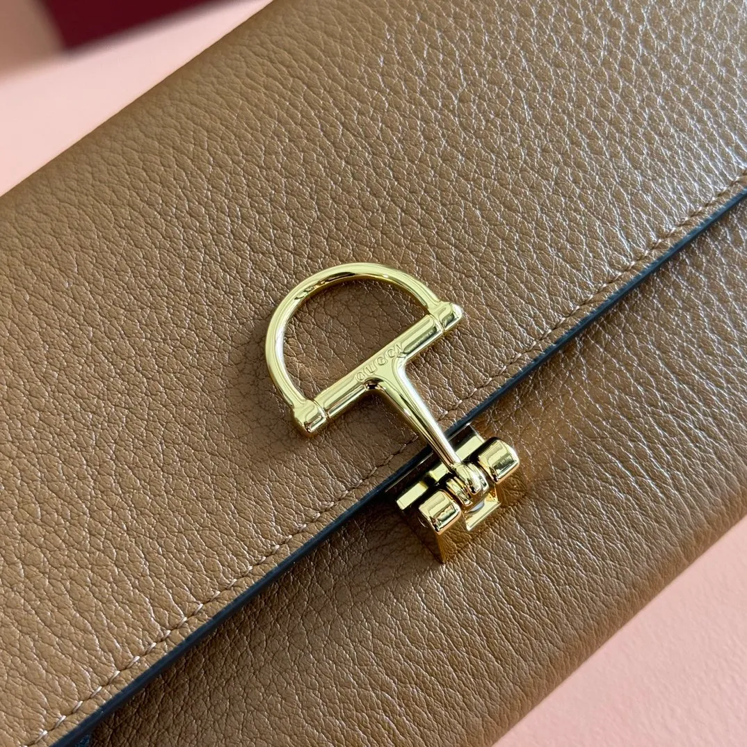 p540. 💋💋💋 Equipped with full counter packaging [New Product] This Gucci Softbit series shoulder bag is ingeniously integrated with the brand's classic equestrian style accessories in the shape of a large half-horse bit. Ankara red grained calfskin. Light gold-tone hardware. Dark brown microfiber lining. Half horsebit buckle. Ident.: 828147. Dimensions: 19x10x3.5cm. Color: brown/original leather. Made in Italy