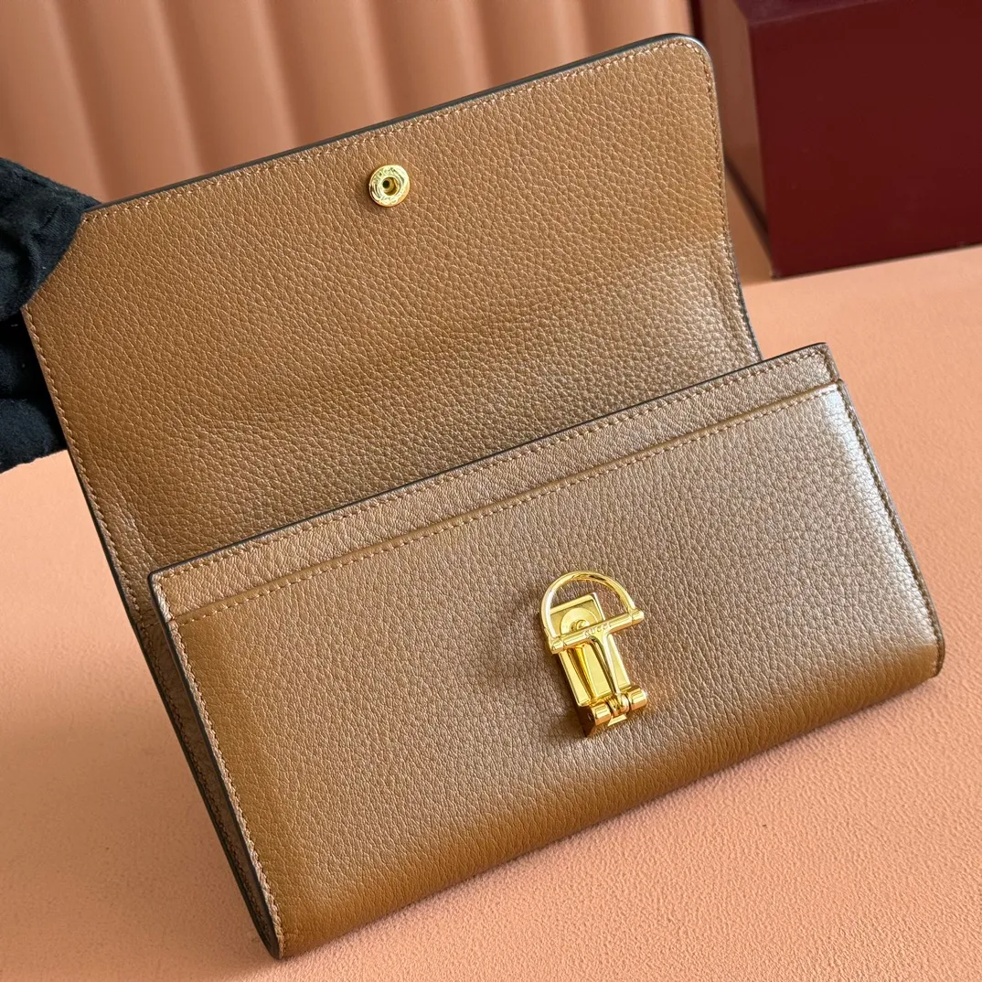 p540. 💋💋💋 Equipped with full counter packaging [New Product] This Gucci Softbit series shoulder bag is ingeniously integrated with the brand's classic equestrian style accessories in the shape of a large half-horse bit. Ankara red grained calfskin. Light gold-tone hardware. Dark brown microfiber lining. Half horsebit buckle. Ident.: 828147. Dimensions: 19x10x3.5cm. Color: brown/original leather. Made in Italy