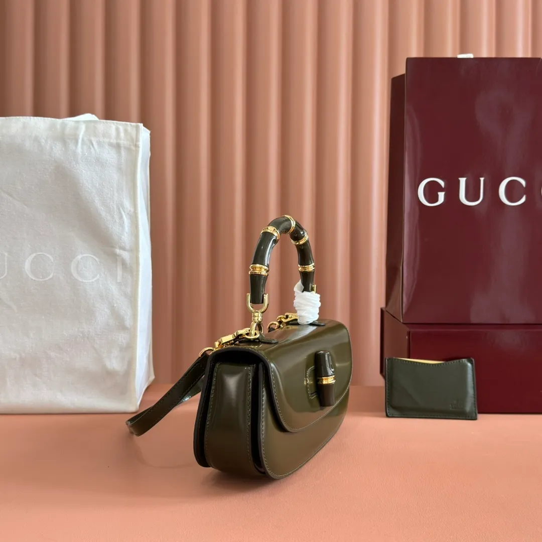 p1680. 💋💋💋 Equipped with full counter packaging [New Product] This small handbag reinterprets the iconic bamboo-shaped accessories with resin and brass details, adding another dazzling masterpiece to the 2025 spring and summer series. The Gucci Bamboo Diva tote adds a pop of color to any look. White glossy buffed leather Resin and brass bamboo hardware Three-level articulated compartments White leather lining Interior: One zippered pocket and a mirror with removable pocket Handle height 10cm Removable and adjustable leather shoulder strap (50cm high); length adjustable between 100cm and 116cm Bamboo lock Model number: 827750 Dimensions: 26.6cm (width) x 13cm (h) x 8 cm (depth) Weight: about 0.9 kg Color: dark green full leather/original leather. Made in Italy