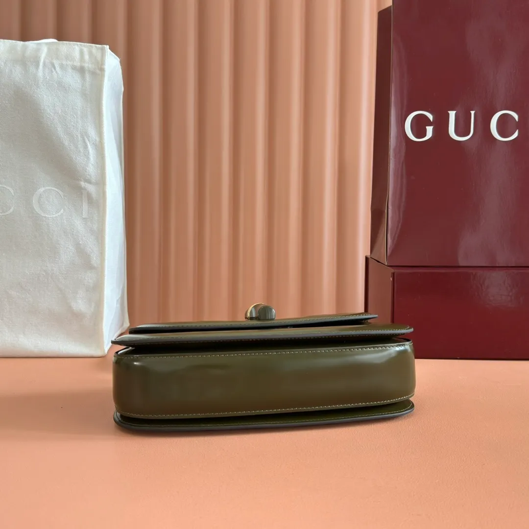 p1680. 💋💋💋 Equipped with full counter packaging [New Product] This small handbag reinterprets the iconic bamboo-shaped accessories with resin and brass details, adding another dazzling masterpiece to the 2025 spring and summer series. The Gucci Bamboo Diva tote adds a pop of color to any look. White glossy buffed leather Resin and brass bamboo hardware Three-level articulated compartments White leather lining Interior: One zippered pocket and a mirror with removable pocket Handle height 10cm Removable and adjustable leather shoulder strap (50cm high); length adjustable between 100cm and 116cm Bamboo lock Model number: 827750 Dimensions: 26.6cm (width) x 13cm (h) x 8 cm (depth) Weight: about 0.9 kg Color: dark green full leather/original leather. Made in Italy