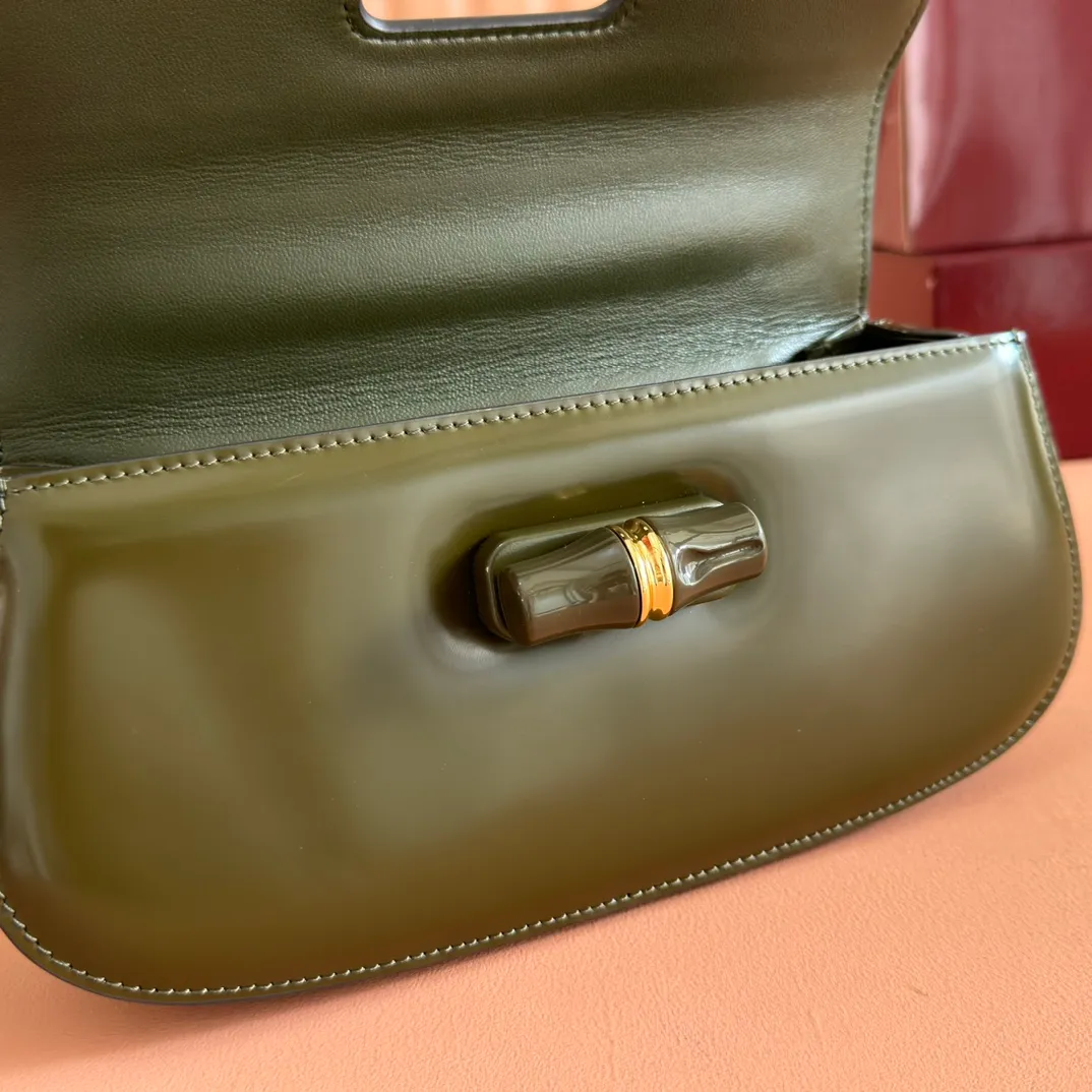 p1680. 💋💋💋 Equipped with full counter packaging [New Product] This small handbag reinterprets the iconic bamboo-shaped accessories with resin and brass details, adding another dazzling masterpiece to the 2025 spring and summer series. The Gucci Bamboo Diva tote adds a pop of color to any look. White glossy buffed leather Resin and brass bamboo hardware Three-level articulated compartments White leather lining Interior: One zippered pocket and a mirror with removable pocket Handle height 10cm Removable and adjustable leather shoulder strap (50cm high); length adjustable between 100cm and 116cm Bamboo lock Model number: 827750 Dimensions: 26.6cm (width) x 13cm (h) x 8 cm (depth) Weight: about 0.9 kg Color: dark green full leather/original leather. Made in Italy