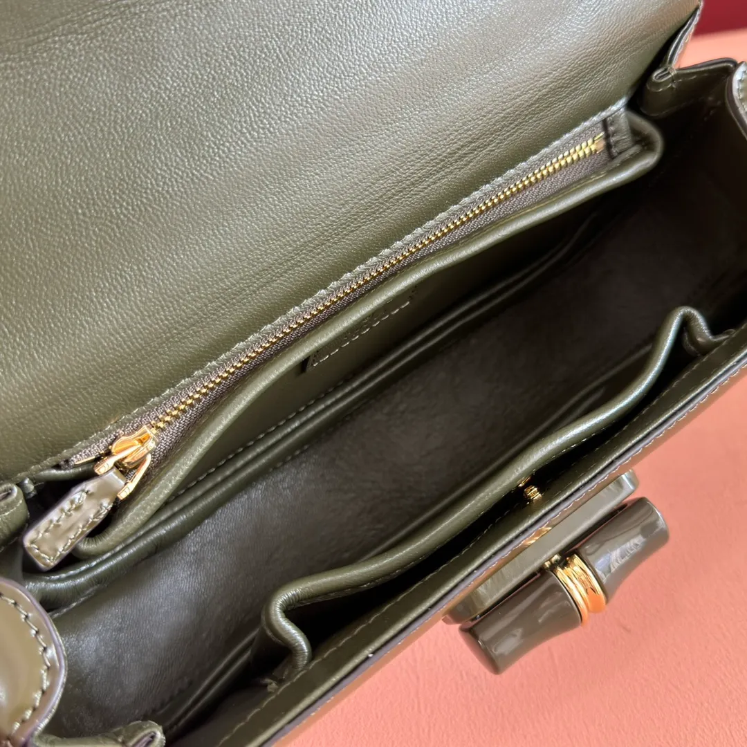 p1680. 💋💋💋 Equipped with full counter packaging [New Product] This small handbag reinterprets the iconic bamboo-shaped accessories with resin and brass details, adding another dazzling masterpiece to the 2025 spring and summer series. The Gucci Bamboo Diva tote adds a pop of color to any look. White glossy buffed leather Resin and brass bamboo hardware Three-level articulated compartments White leather lining Interior: One zippered pocket and a mirror with removable pocket Handle height 10cm Removable and adjustable leather shoulder strap (50cm high); length adjustable between 100cm and 116cm Bamboo lock Model number: 827750 Dimensions: 26.6cm (width) x 13cm (h) x 8 cm (depth) Weight: about 0.9 kg Color: dark green full leather/original leather. Made in Italy