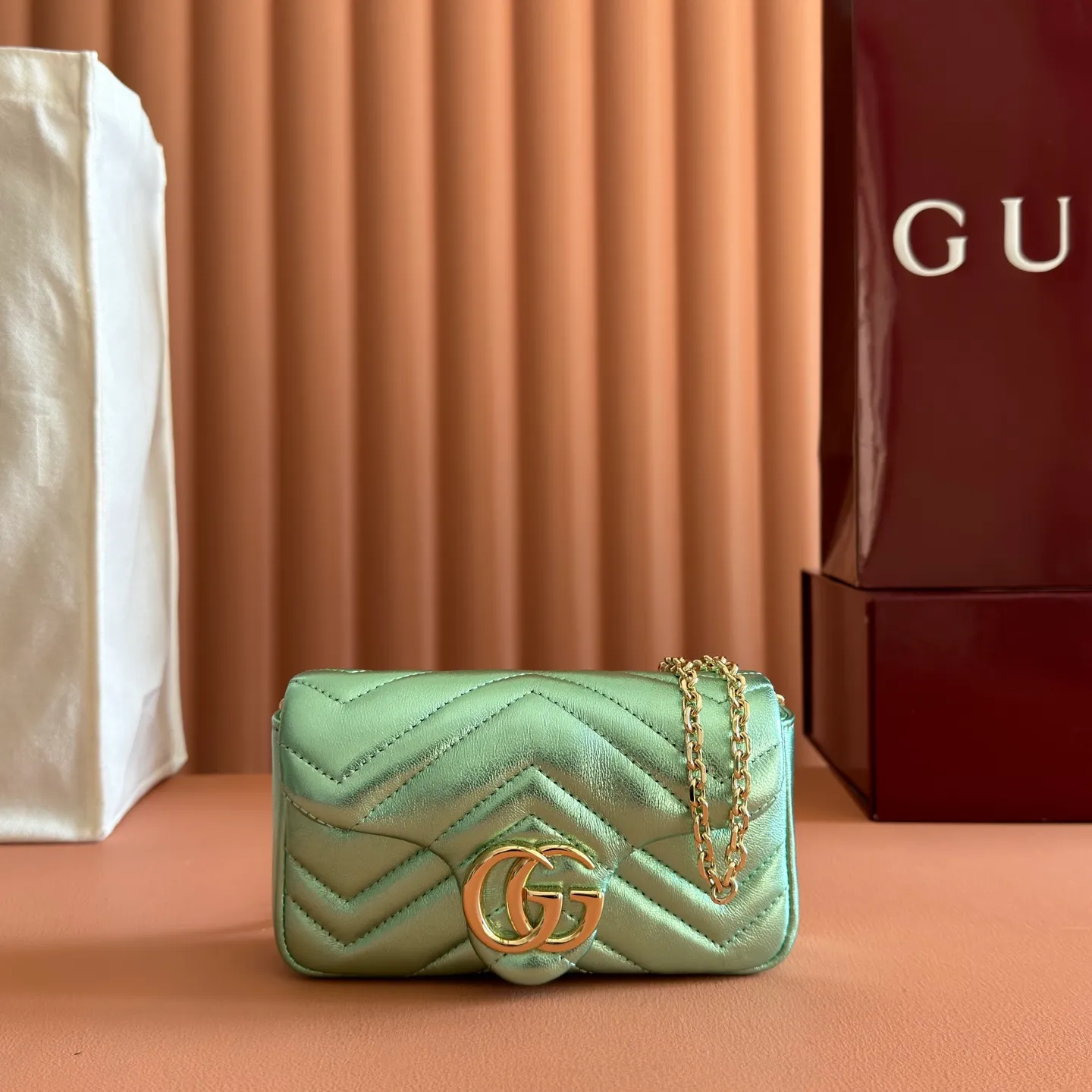 p860💋💋💋【With full set of original counter packaging】The brand’s iconic GG Marmont series is ingeniously integrated with double G-shaped accessories and faceted chain straps, and soft leather is selected to create a soft-lined bag shape. This mini bag is embellished with the brand's archive logo, which debuted in the 1970s. Silver V-shaped Matelassé sheepskin leather Silver-toned hardware Double G Chain shoulder strap (60 cm high) Magnetic snap fastening Weight: approx. 0.35 kg Model number: 841290. Dimensions: 16.5cm (width) x 9.5cm (height) x 4.5cm (depth) Color: green gold sheepskin/original leather. Made in Italy