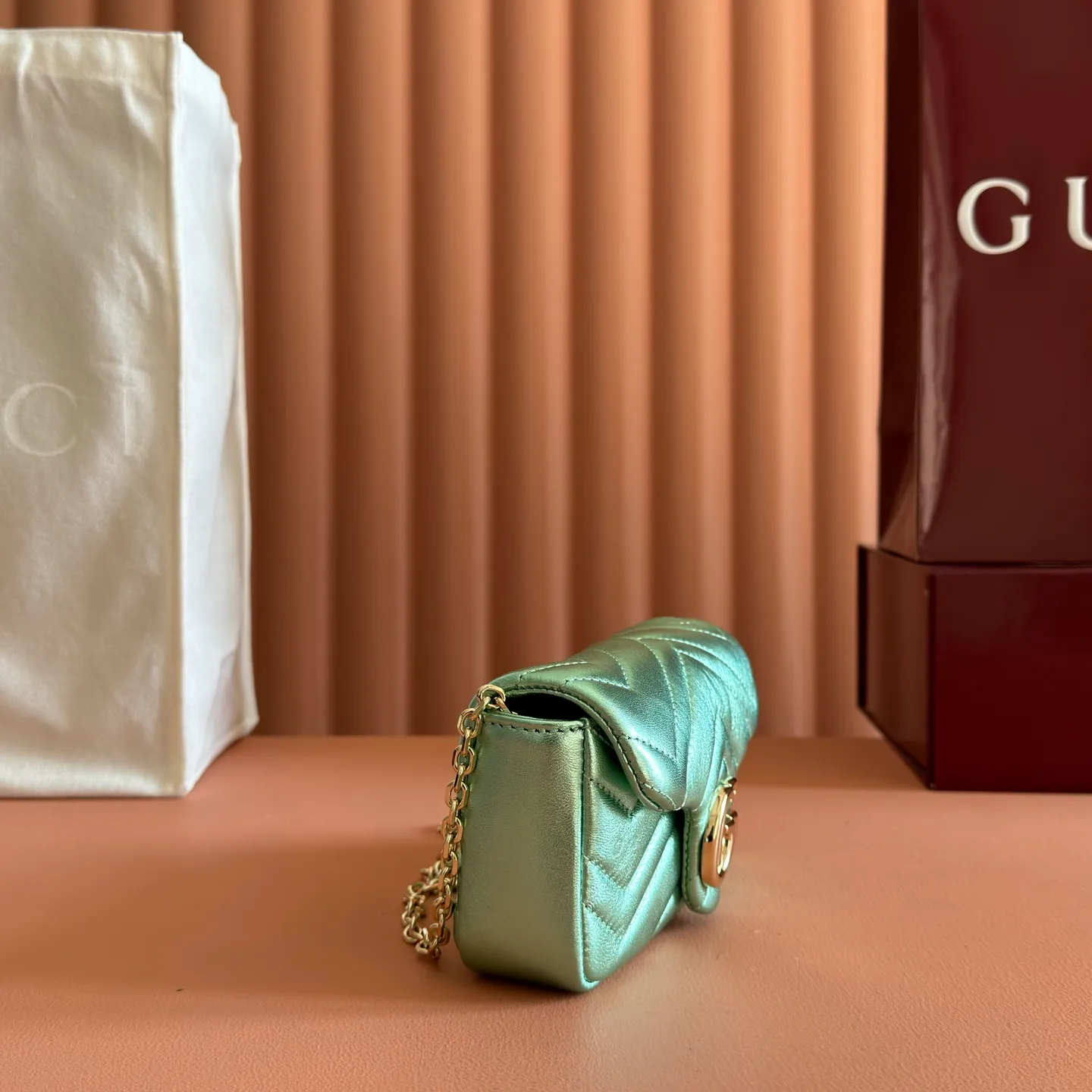 p860💋💋💋【With full set of original counter packaging】The brand’s iconic GG Marmont series is ingeniously integrated with double G-shaped accessories and faceted chain straps, and soft leather is selected to create a soft-lined bag shape. This mini bag is embellished with the brand's archive logo, which debuted in the 1970s. Silver V-shaped Matelassé sheepskin leather Silver-toned hardware Double G Chain shoulder strap (60 cm high) Magnetic snap fastening Weight: approx. 0.35 kg Model number: 841290. Dimensions: 16.5cm (width) x 9.5cm (height) x 4.5cm (depth) Color: green gold sheepskin/original leather. Made in Italy
