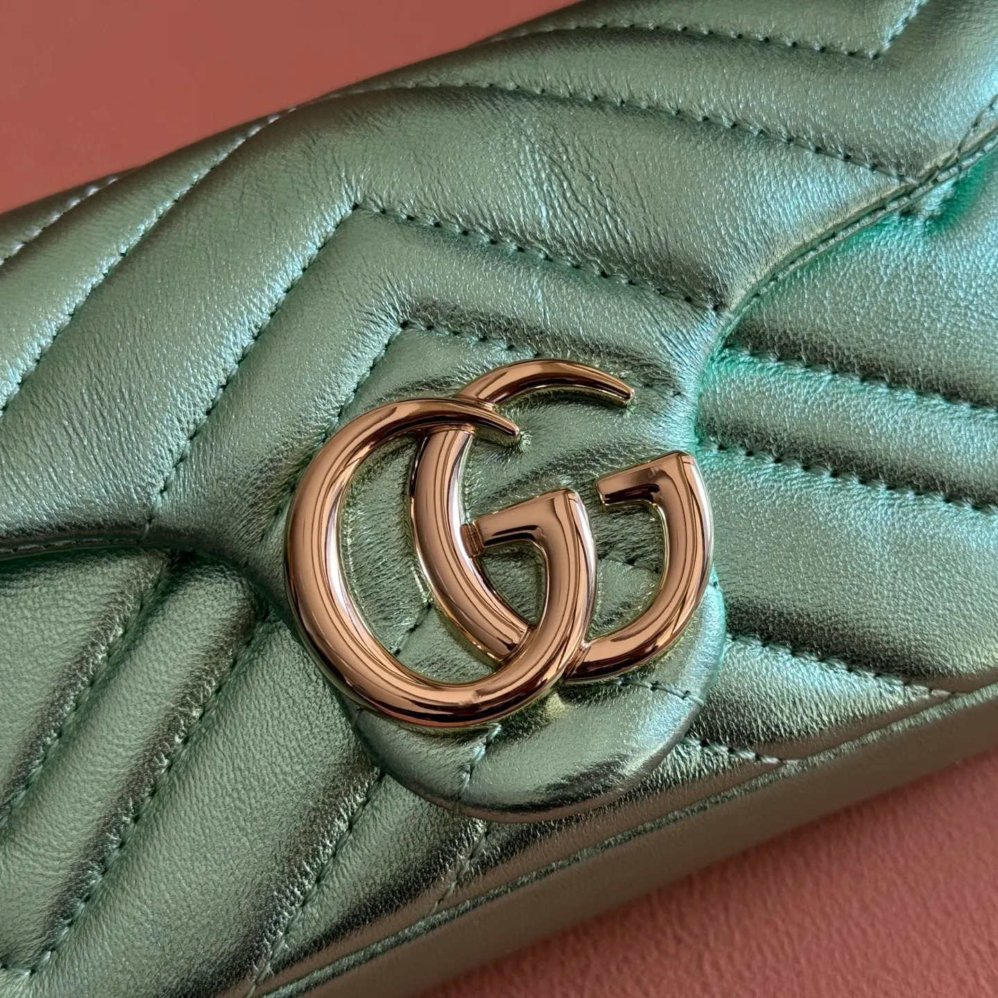 p860💋💋💋【With full set of original counter packaging】The brand’s iconic GG Marmont series is ingeniously integrated with double G-shaped accessories and faceted chain straps, and soft leather is selected to create a soft-lined bag shape. This mini bag is embellished with the brand's archive logo, which debuted in the 1970s. Silver V-shaped Matelassé sheepskin leather Silver-toned hardware Double G Chain shoulder strap (60 cm high) Magnetic snap fastening Weight: approx. 0.35 kg Model number: 841290. Dimensions: 16.5cm (width) x 9.5cm (height) x 4.5cm (depth) Color: green gold sheepskin/original leather. Made in Italy