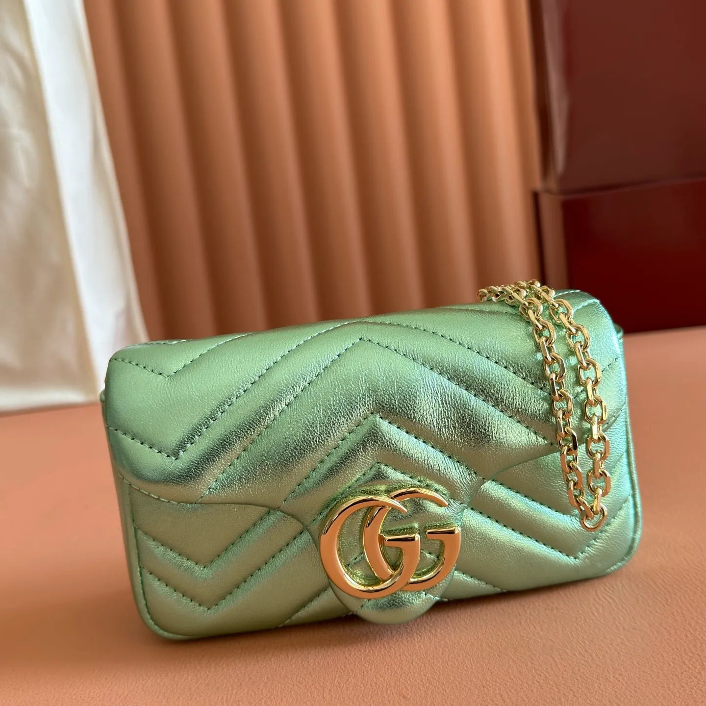 p860💋💋💋【With full set of original counter packaging】The brand’s iconic GG Marmont series is ingeniously integrated with double G-shaped accessories and faceted chain straps, and soft leather is selected to create a soft-lined bag shape. This mini bag is embellished with the brand's archive logo, which debuted in the 1970s. Silver V-shaped Matelassé sheepskin leather Silver-toned hardware Double G Chain shoulder strap (60 cm high) Magnetic snap fastening Weight: approx. 0.35 kg Model number: 841290. Dimensions: 16.5cm (width) x 9.5cm (height) x 4.5cm (depth) Color: green gold sheepskin/original leather. Made in Italy