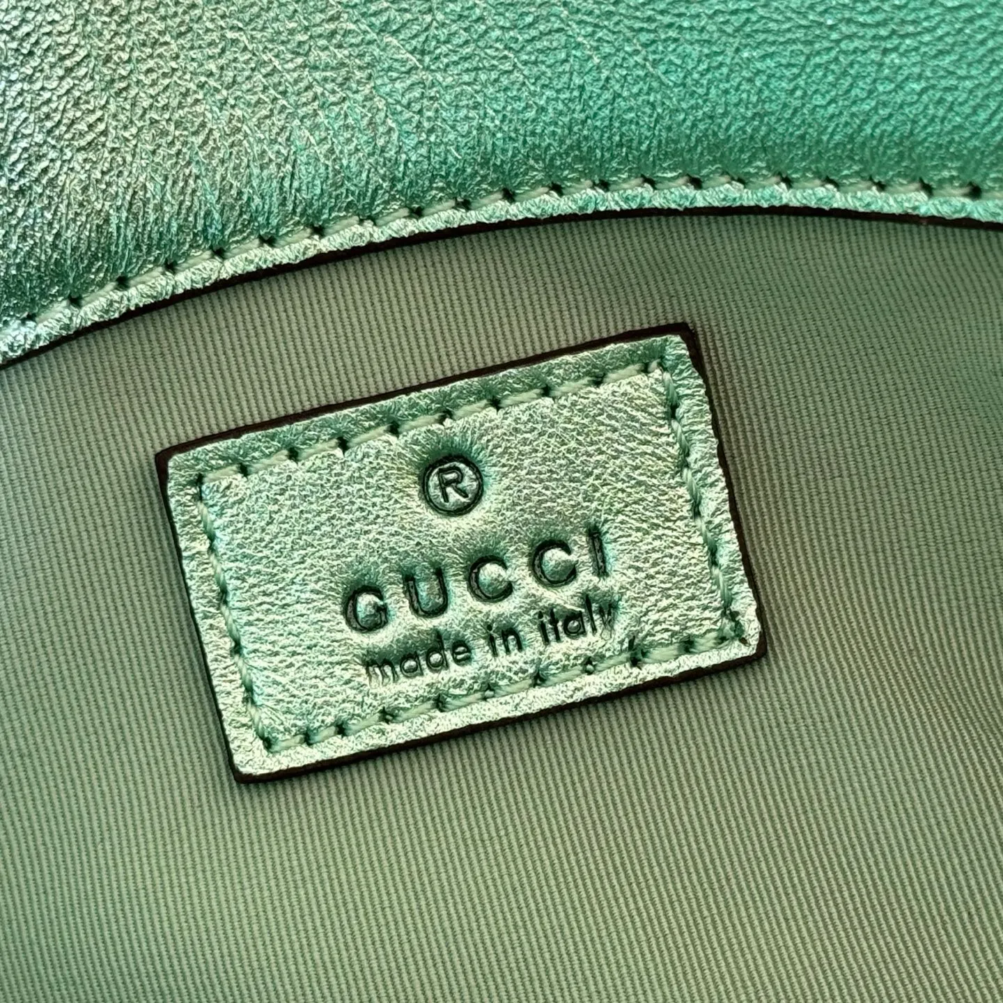 p860💋💋💋【With full set of original counter packaging】The brand’s iconic GG Marmont series is ingeniously integrated with double G-shaped accessories and faceted chain straps, and soft leather is selected to create a soft-lined bag shape. This mini bag is embellished with the brand's archive logo, which debuted in the 1970s. Silver V-shaped Matelassé sheepskin leather Silver-toned hardware Double G Chain shoulder strap (60 cm high) Magnetic snap fastening Weight: approx. 0.35 kg Model number: 841290. Dimensions: 16.5cm (width) x 9.5cm (height) x 4.5cm (depth) Color: green gold sheepskin/original leather. Made in Italy