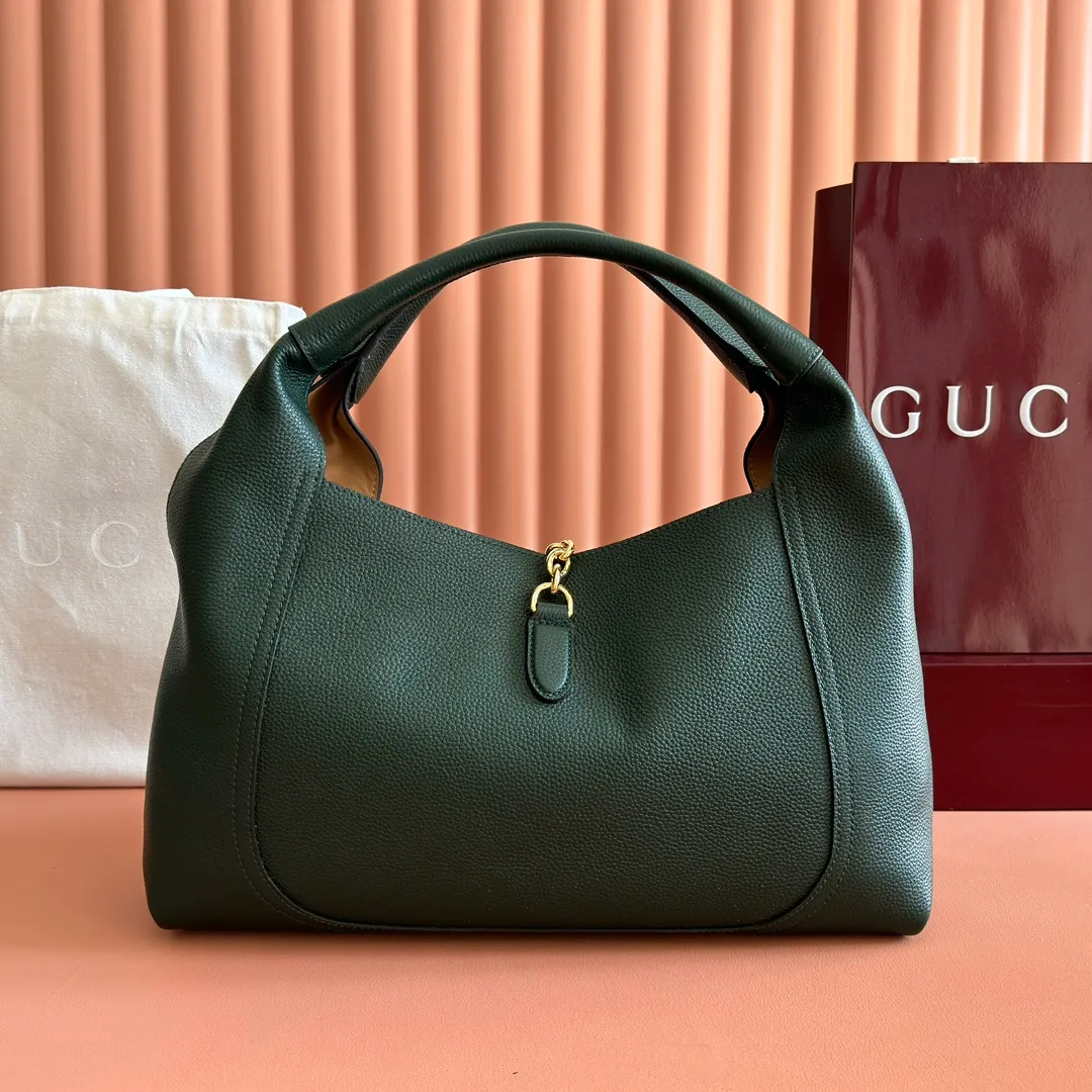 💋💋💋p1760 This Gucci Softbit series shoulder bag is ingeniously integrated with the brand's classic equestrian style accessories in the shape of a large half-horse bit. This large shoulder bag comes with a removable clutch. Gucci Ankara red grained calf leather Light gold tone hardware Dark brown microfiber lining Half horsebit closure Interior: Detachable clutch Holds iPhone Pro Max/Plus, Airpods, long wallet and lipstick Shoulder strap: 20 cm high Magnetic closure Model number: 837466. Dimensions: 46cm (width) x 26cm (height) x 16cm (depth) Weight: about 1.4kg Color: dark green/original leather. Made in Italy