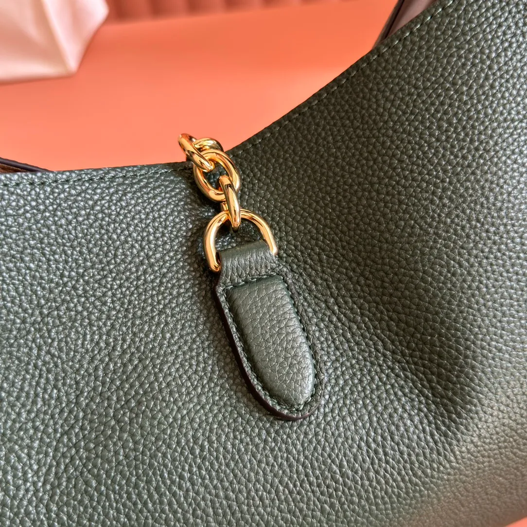 💋💋💋p1760 This Gucci Softbit series shoulder bag is ingeniously integrated with the brand's classic equestrian style accessories in the shape of a large half-horse bit. This large shoulder bag comes with a removable clutch. Gucci Ankara red grained calf leather Light gold tone hardware Dark brown microfiber lining Half horsebit closure Interior: Detachable clutch Holds iPhone Pro Max/Plus, Airpods, long wallet and lipstick Shoulder strap: 20 cm high Magnetic closure Model number: 837466. Dimensions: 46cm (width) x 26cm (height) x 16cm (depth) Weight: about 1.4kg Color: dark green/original leather. Made in Italy