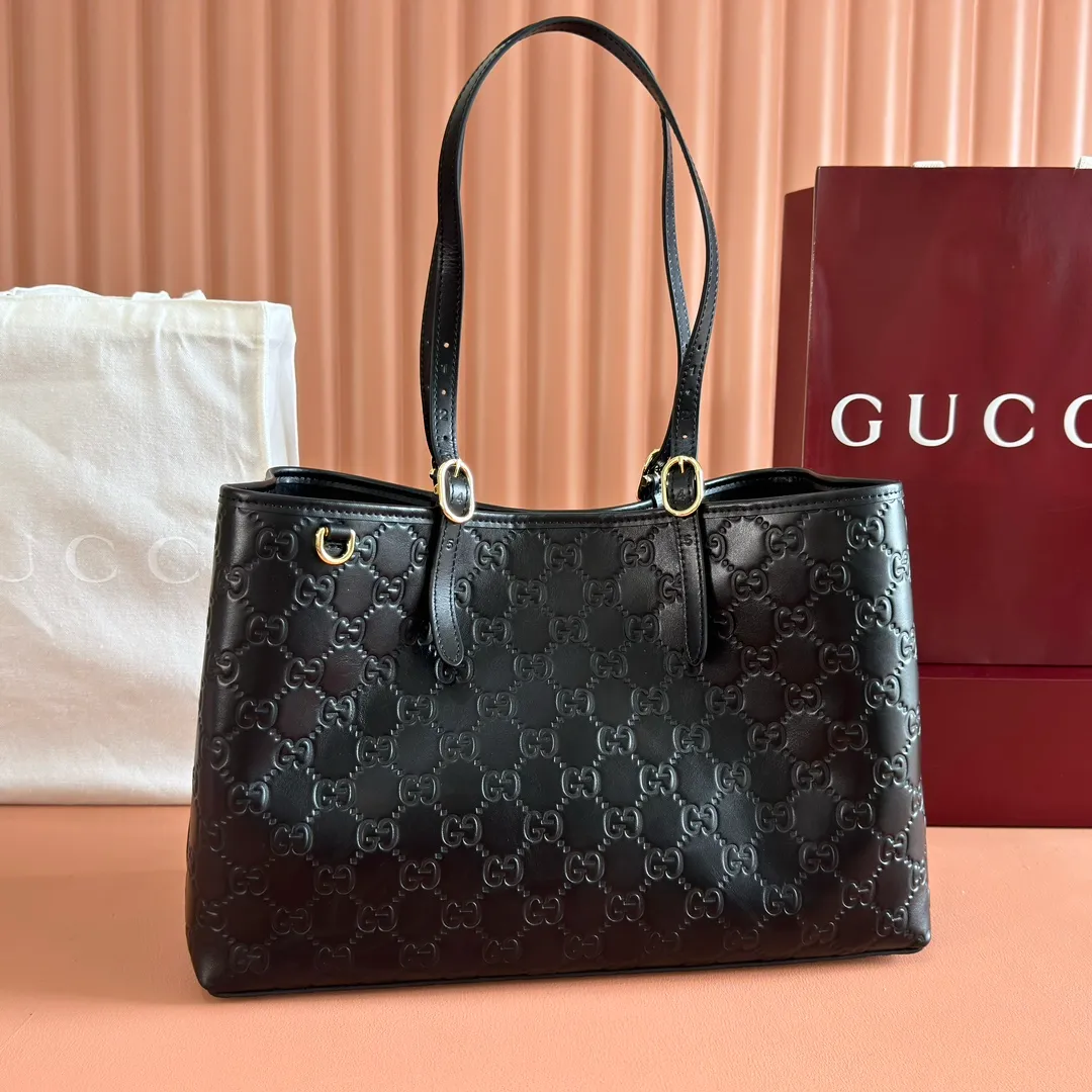 p1480. 💋💋💋Full set of original leather configuration counters [New Product] The new GG Emblem series reinterprets the brand's timeless elegance and exquisite craftsmanship. Inspired by the equestrian world, this tote bag features an adjustable top handle with numbered eyelets. Black Embossed Leather Black Microfiber Lining The bag pictured is sold separately and does not come with the bag charm. Also comes with D-ring for hanging removable items Adjustable handle with numbered eyelets; Height 21.5 cm - 31.5 cm Interior: 2 compartments and 1 central zipped compartment Magnetic snap closure Ident No.: 815213. Dimensions: 38cm (width) x 25cm (height) x 15cm (depth) Weight: approx. 0.85kg Color: black embossed/original leather. Made in Italy