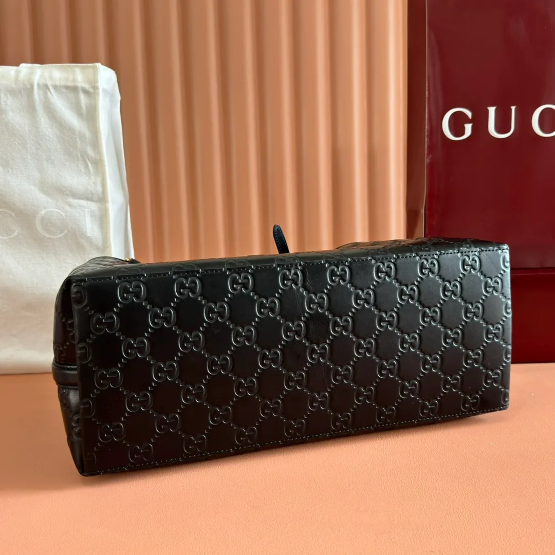p1480. 💋💋💋Full set of original leather configuration counters [New Product] The new GG Emblem series reinterprets the brand's timeless elegance and exquisite craftsmanship. Inspired by the equestrian world, this tote bag features an adjustable top handle with numbered eyelets. Black Embossed Leather Black Microfiber Lining The bag pictured is sold separately and does not come with the bag charm. Also comes with D-ring for hanging removable items Adjustable handle with numbered eyelets; Height 21.5 cm - 31.5 cm Interior: 2 compartments and 1 central zipped compartment Magnetic snap closure Ident No.: 815213. Dimensions: 38cm (width) x 25cm (height) x 15cm (depth) Weight: approx. 0.85kg Color: black embossed/original leather. Made in Italy