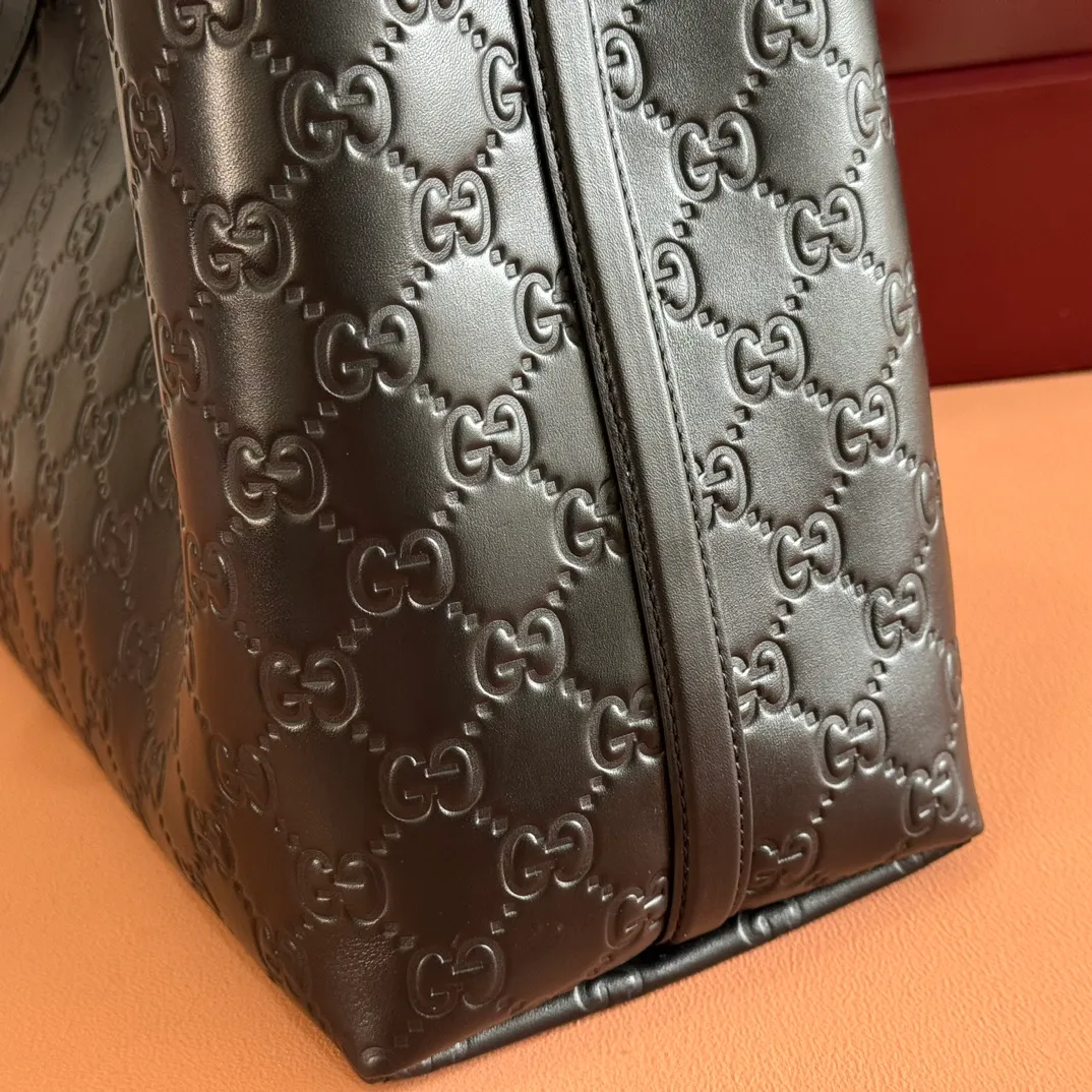 p1480. 💋💋💋Full set of original leather configuration counters [New Product] The new GG Emblem series reinterprets the brand's timeless elegance and exquisite craftsmanship. Inspired by the equestrian world, this tote bag features an adjustable top handle with numbered eyelets. Black Embossed Leather Black Microfiber Lining The bag pictured is sold separately and does not come with the bag charm. Also comes with D-ring for hanging removable items Adjustable handle with numbered eyelets; Height 21.5 cm - 31.5 cm Interior: 2 compartments and 1 central zipped compartment Magnetic snap closure Ident No.: 815213. Dimensions: 38cm (width) x 25cm (height) x 15cm (depth) Weight: approx. 0.85kg Color: black embossed/original leather. Made in Italy
