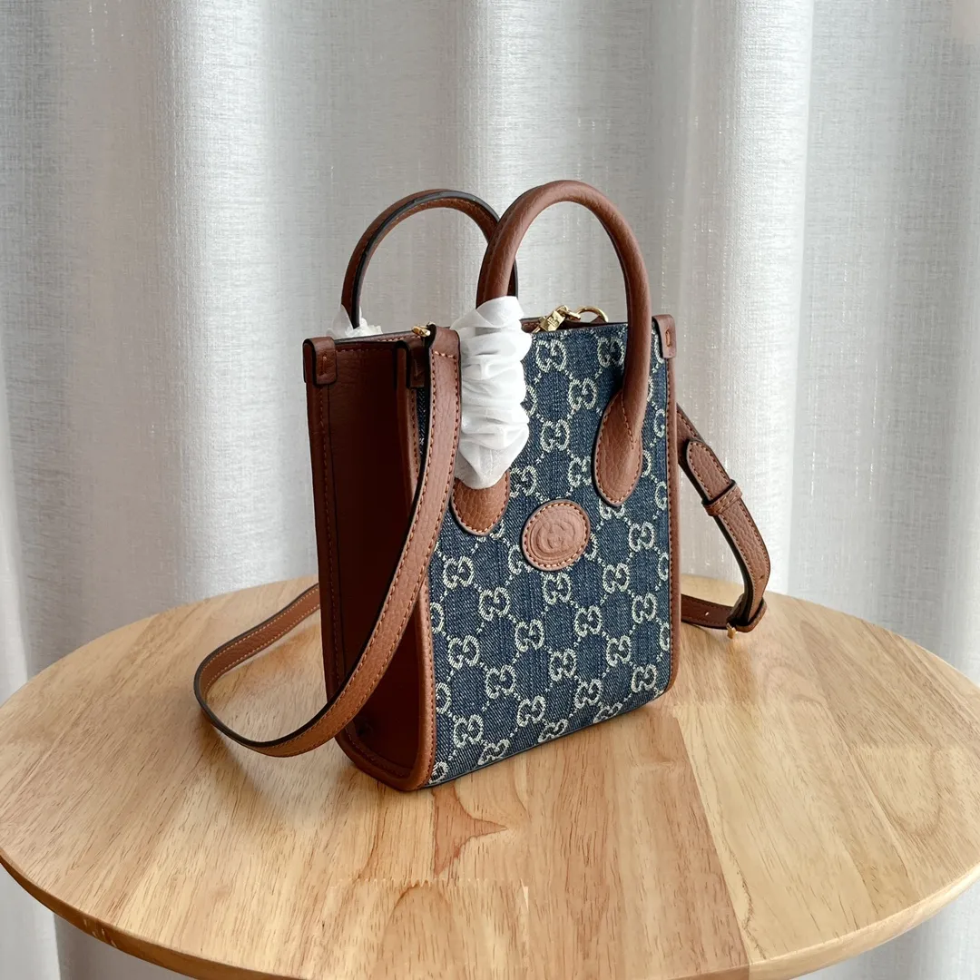 Actual shot #💰240 Model: 671623 Size: 16×20×7cm 𝙂𝙪𝙘𝙘𝙞 𝙍𝙚𝙩𝙧𝙤 Mini Tote Bag Shoulder Strap 🉑️ Adjustment Since the advent of Retro mini tote, the interlocking double G-straight has been one of the iconic elements of the brand. Familiar brand symbols combined with leather details make this tote a centerpiece. The classic double G letter intertwined canvas material makes the entire design exude strong brand connotation.