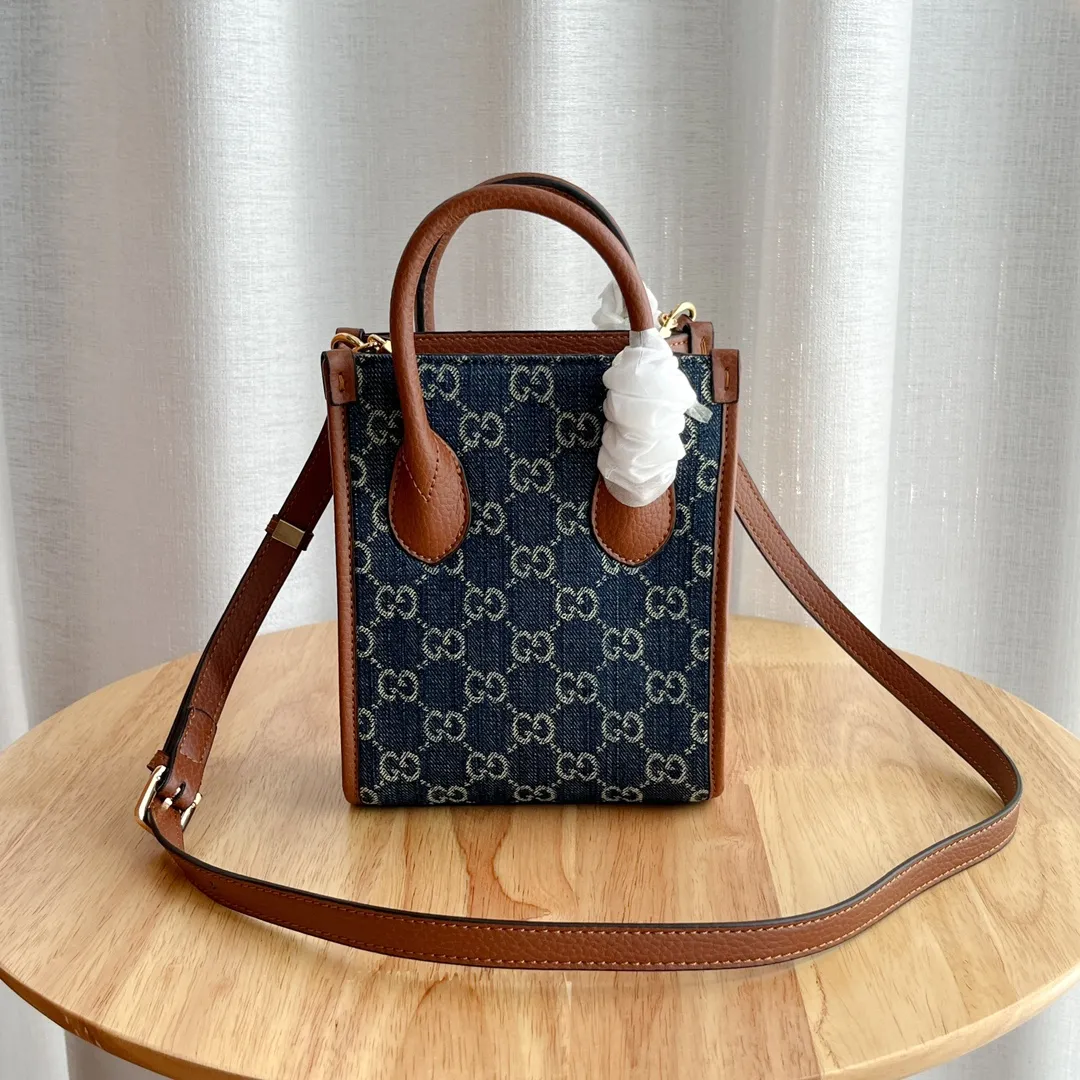 Actual shot #💰240 Model: 671623 Size: 16×20×7cm 𝙂𝙪𝙘𝙘𝙞 𝙍𝙚𝙩𝙧𝙤 Mini Tote Bag Shoulder Strap 🉑️ Adjustment Since the advent of Retro mini tote, the interlocking double G-straight has been one of the iconic elements of the brand. Familiar brand symbols combined with leather details make this tote a centerpiece. The classic double G letter intertwined canvas material makes the entire design exude strong brand connotation.