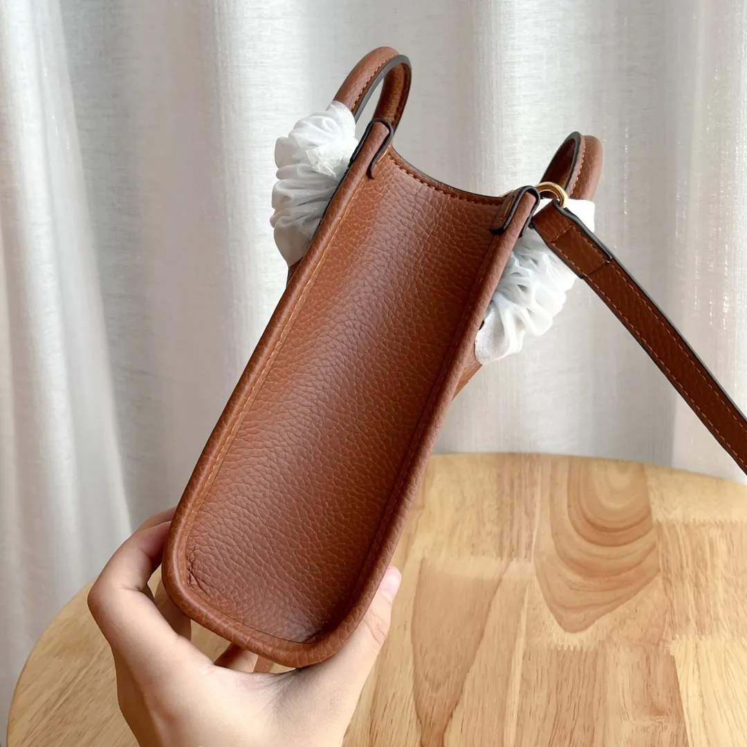 Actual shot #💰240 Model: 671623 Size: 16×20×7cm 𝙂𝙪𝙘𝙘𝙞 𝙍𝙚𝙩𝙧𝙤 Mini Tote Bag Shoulder Strap 🉑️ Adjustment Since the advent of Retro mini tote, the interlocking double G-straight has been one of the iconic elements of the brand. Familiar brand symbols combined with leather details make this tote a centerpiece. The classic double G letter intertwined canvas material makes the entire design exude strong brand connotation.