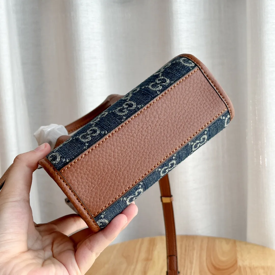Actual shot #💰240 Model: 671623 Size: 16×20×7cm 𝙂𝙪𝙘𝙘𝙞 𝙍𝙚𝙩𝙧𝙤 Mini Tote Bag Shoulder Strap 🉑️ Adjustment Since the advent of Retro mini tote, the interlocking double G-straight has been one of the iconic elements of the brand. Familiar brand symbols combined with leather details make this tote a centerpiece. The classic double G letter intertwined canvas material makes the entire design exude strong brand connotation.