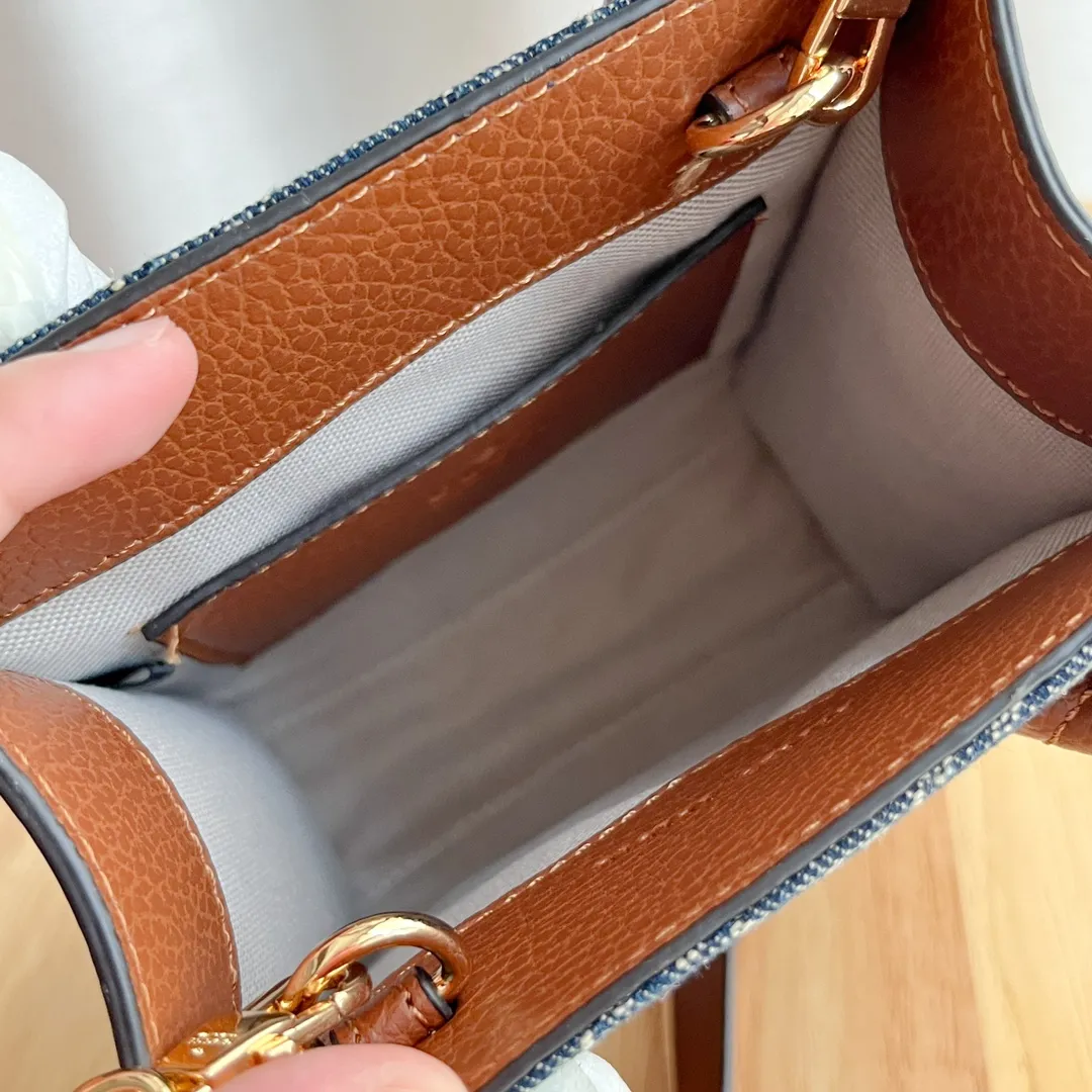 Actual shot #💰240 Model: 671623 Size: 16×20×7cm 𝙂𝙪𝙘𝙘𝙞 𝙍𝙚𝙩𝙧𝙤 Mini Tote Bag Shoulder Strap 🉑️ Adjustment Since the advent of Retro mini tote, the interlocking double G-straight has been one of the iconic elements of the brand. Familiar brand symbols combined with leather details make this tote a centerpiece. The classic double G letter intertwined canvas material makes the entire design exude strong brand connotation.