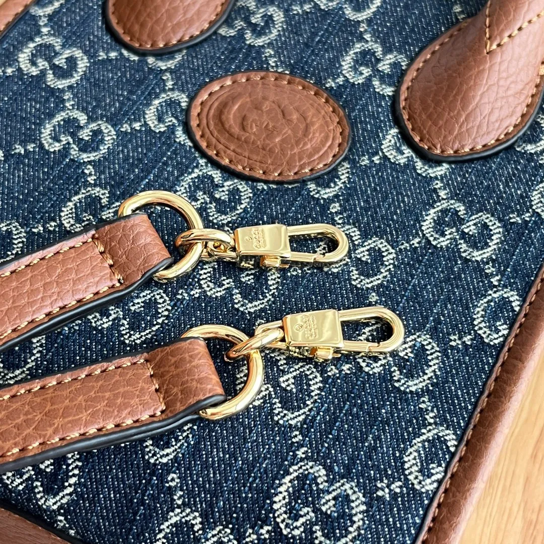Actual shot #💰240 Model: 671623 Size: 16×20×7cm 𝙂𝙪𝙘𝙘𝙞 𝙍𝙚𝙩𝙧𝙤 Mini Tote Bag Shoulder Strap 🉑️ Adjustment Since the advent of Retro mini tote, the interlocking double G-straight has been one of the iconic elements of the brand. Familiar brand symbols combined with leather details make this tote a centerpiece. The classic double G letter intertwined canvas material makes the entire design exude strong brand connotation.
