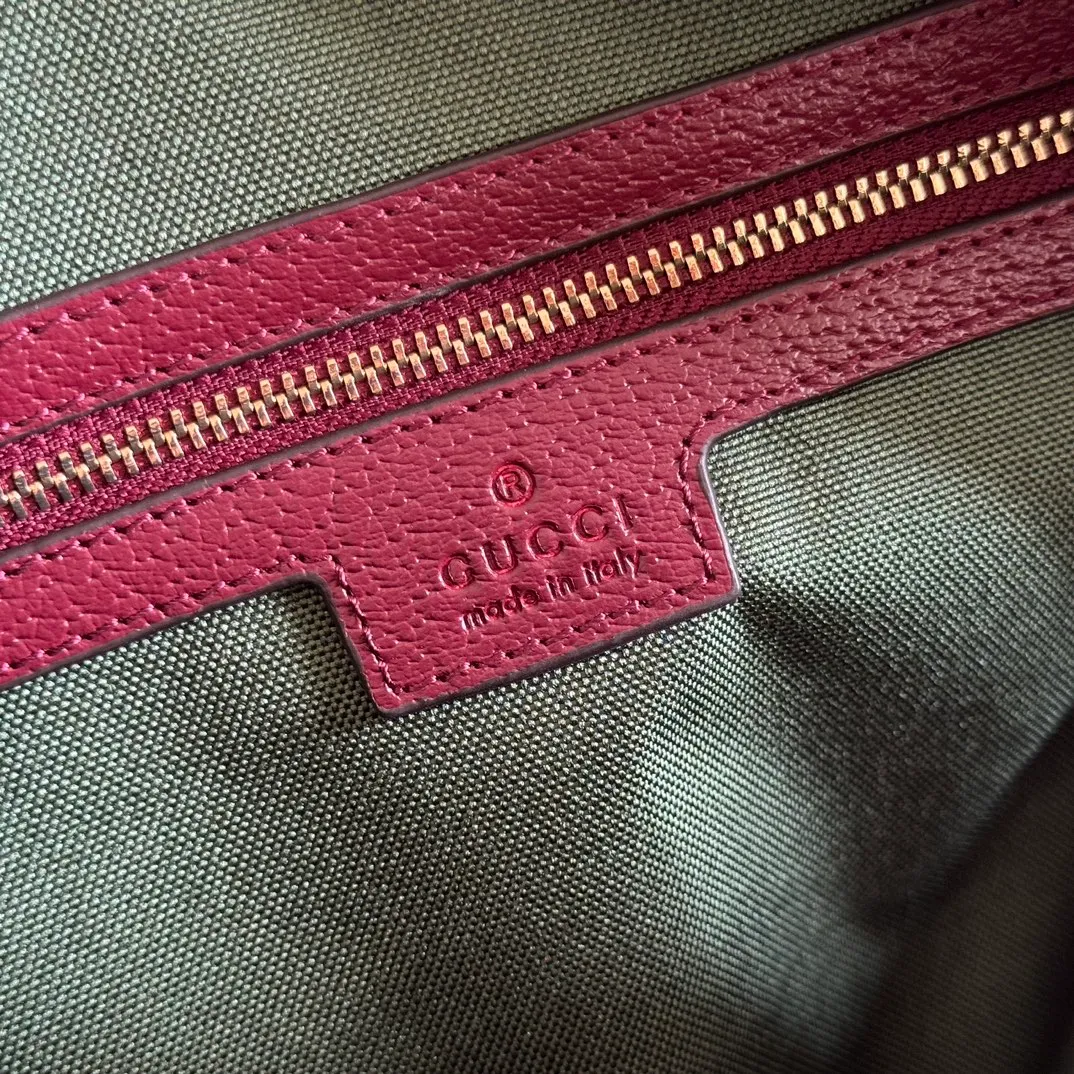 p1040. 💋💋💋"With full set of original counter packaging" [New Product] The Ophidia series dazzlingly presents novel silhouettes and functions. It is ingeniously interpreted in iconic beige and brown colors to create an innovative bag with soft texture. Beige and dark brown GG canvas Brown leather trim Light gold tone hardware Green cotton lining Double G webbing Interior: One zippered pocket Carry handles (10 cm height) Removable and adjustable leather shoulder strap (height: 44 cm - 52.5 cm; length: 101 cm - 115 cm) Zip closure Ident No.: 836825. Dimensions: 25cm (width) x 17cm (height) x 14cm (depth) Weight: about 0.8kg Color: brown/PVC. Made in Italy