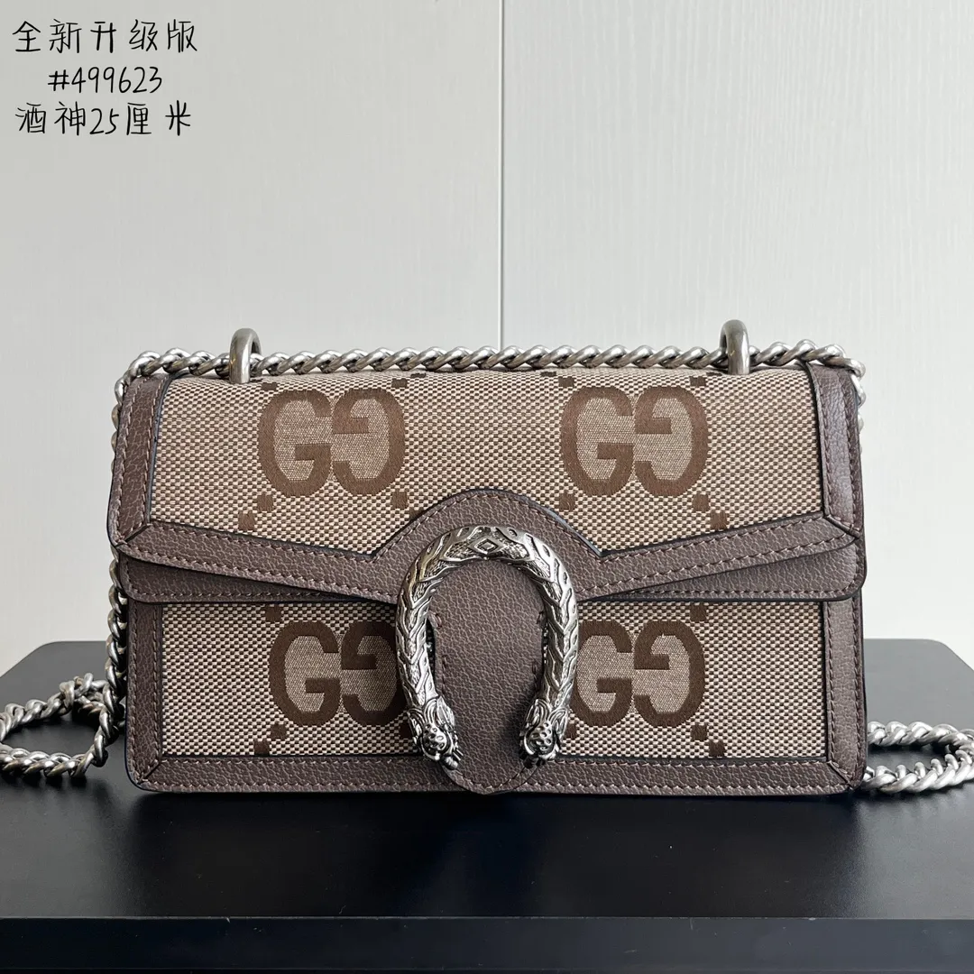 New upgraded version of real shot #💰300 Model: 499623 Apricot cloth Size: 25x14x8cm 𝙂𝙪𝙘𝙘𝙞 𝘿𝙞𝙤𝙣𝙮𝙨𝙪𝙨Diamond Button Bacchus True Fragrance Series Warning, it’s amazing. It retains the perfect pedigree of the Bacchus bag, but opens the era of Bacchus innovation! The most valuable part of the entire bag is the tiger head diamond buckle, a palace-level treasure item. Not a market product. The weight is very light and the size is perfect. Highly recommended.