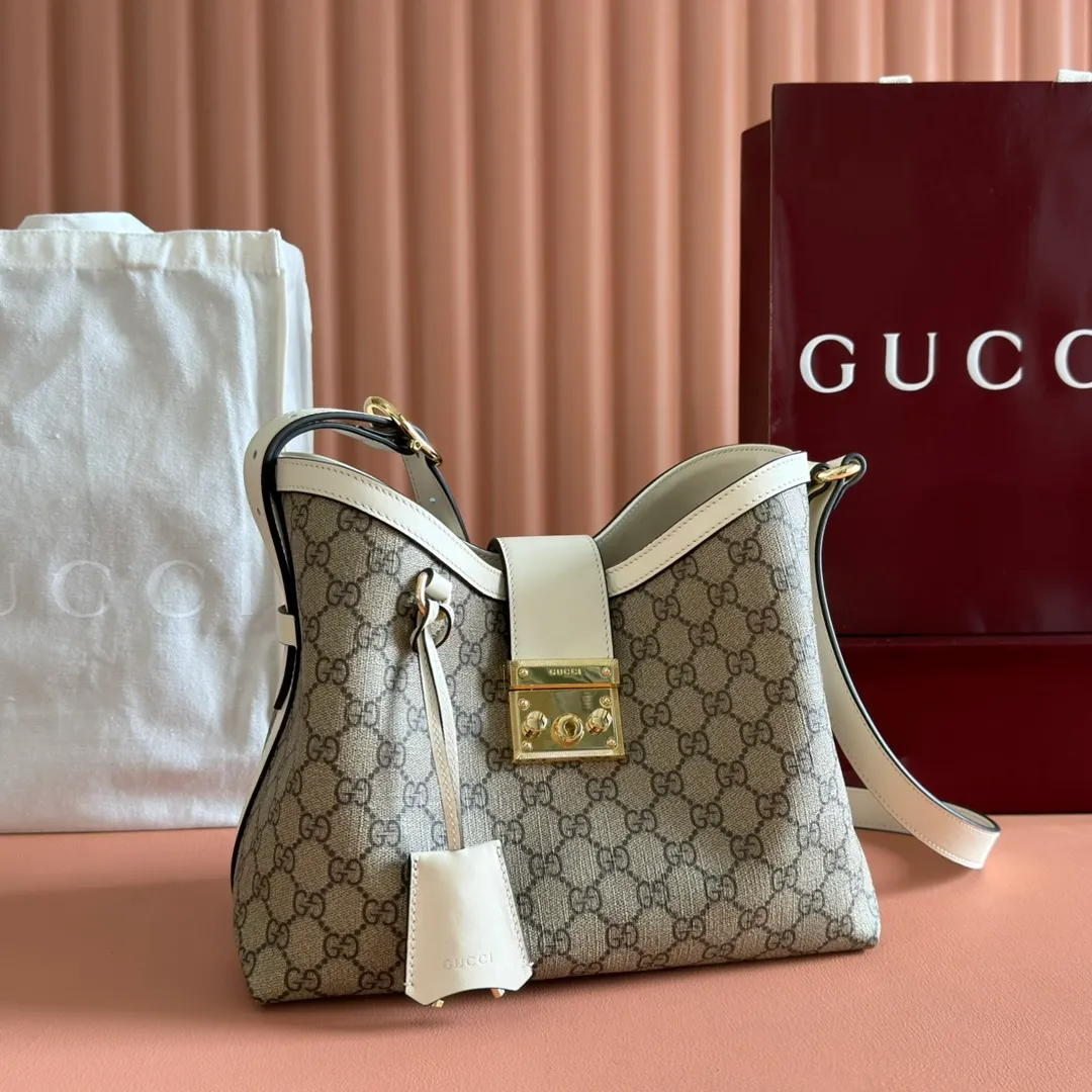 p1120💋💋💋. Original leather [equipped with full counter packaging] Padlock series launches a variety of fashionable bags with various carrying methods, adding color to the 2025 early autumn series. This shoulder bag features a central compartment with a zip pocket and is lined with webbing, reminiscent of the brand's signature pattern. Off-white and dark brown GG monogram coated fabric Off-white leather trim Light gold-toned hardware Red and green web cotton lining Interior: Middle compartment with zip pocket Adjustable shoulder strap (44 cm high) Padlock closure with leather keychain Ident.: 839021. Dimensions: 29 cm (width) x 23.5 cm (height) x 15.5 cm (depth) Weight: about 0.75 kg Color: brown white pvc/original leather. Made in Italy