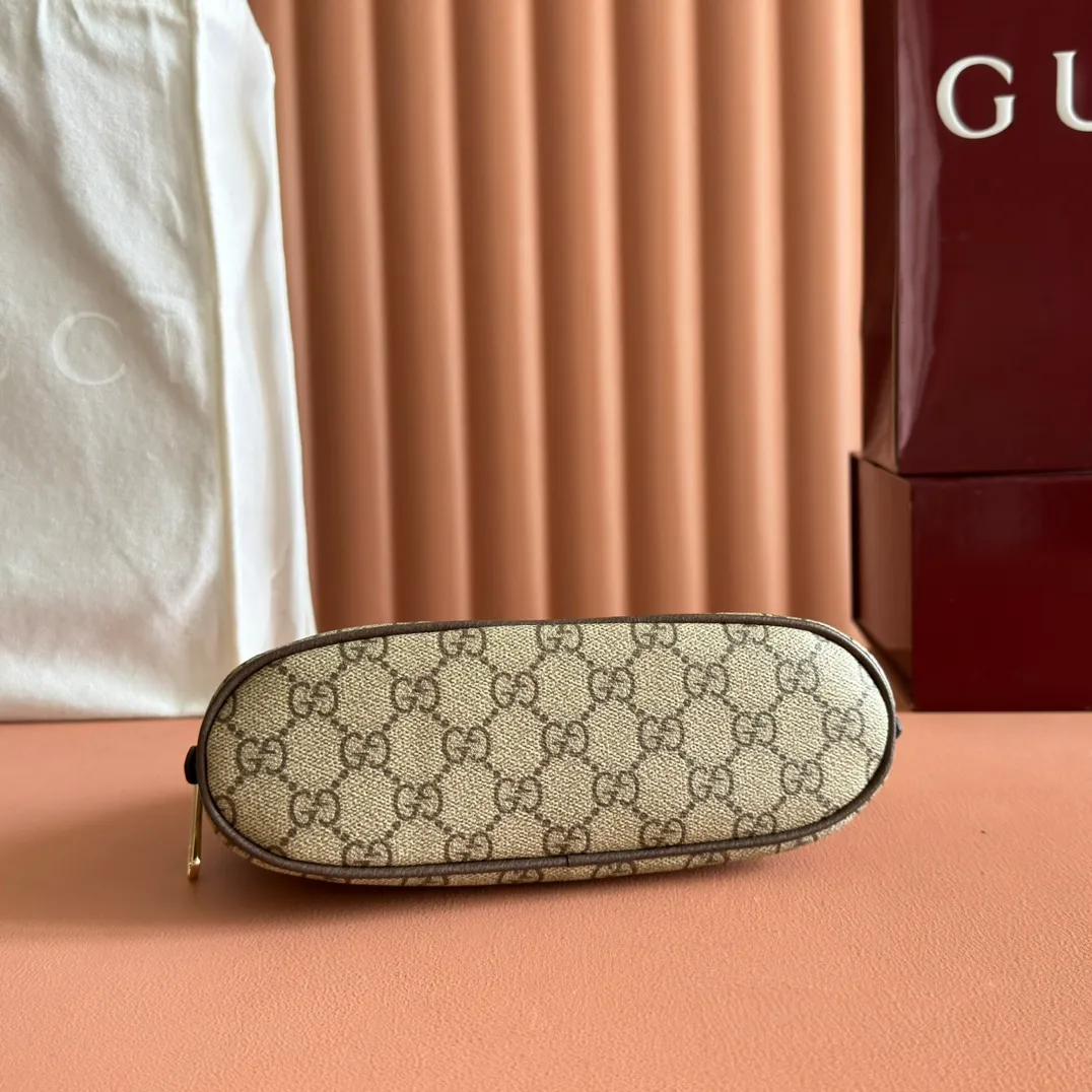 p540. 💋💋💋"With full set of original counter packaging" [New Product] The Ophidia series eye-catchingly presents novel silhouettes and practical functional designs. It is ingeniously interpreted in iconic beige and brown colors to create soft-textured bags. This cosmetic bag can also be used to store daily essentials. Beige and dark brown GG monogram coated fabric Brown leather trim Light gold tone hardware Brown taffeta lining Double G Webbing Zip closure Ident No.: 838483. Dimensions: 24cm (width) x 13.5cm (height) x 8cm (depth) Weight: approx. 166g Color: Brown/PVC. Made in Italy