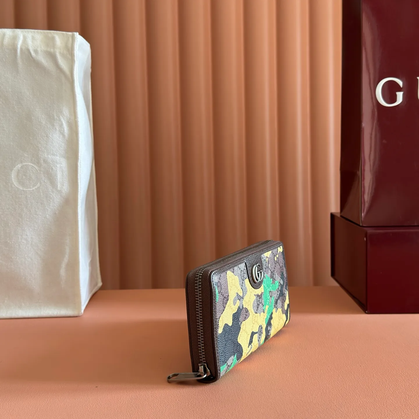p480. 💋💋💋【With full set of original counter packaging】Vivid camouflage combined with unique color matching, a new interpretation of the classic GG pattern. This full-zip wallet is crafted from coated fabric with a marbled GG monogram pattern and features Double G details. Green and yellow camouflage marbled GG monogram coated fabric Brown leather trim Palladium tone hardware Brown taffeta lining Double G Web detail Interior: 12 card compartments, 3 bill compartments and 1 zipped coin pocket Zip closure Ident No.: 834694. Dimensions: 19cm (width) x 10.5cm (height) x 2.5cm (depth) Weight: approx. 230g Color: red camouflage/pvc. Made in Italy