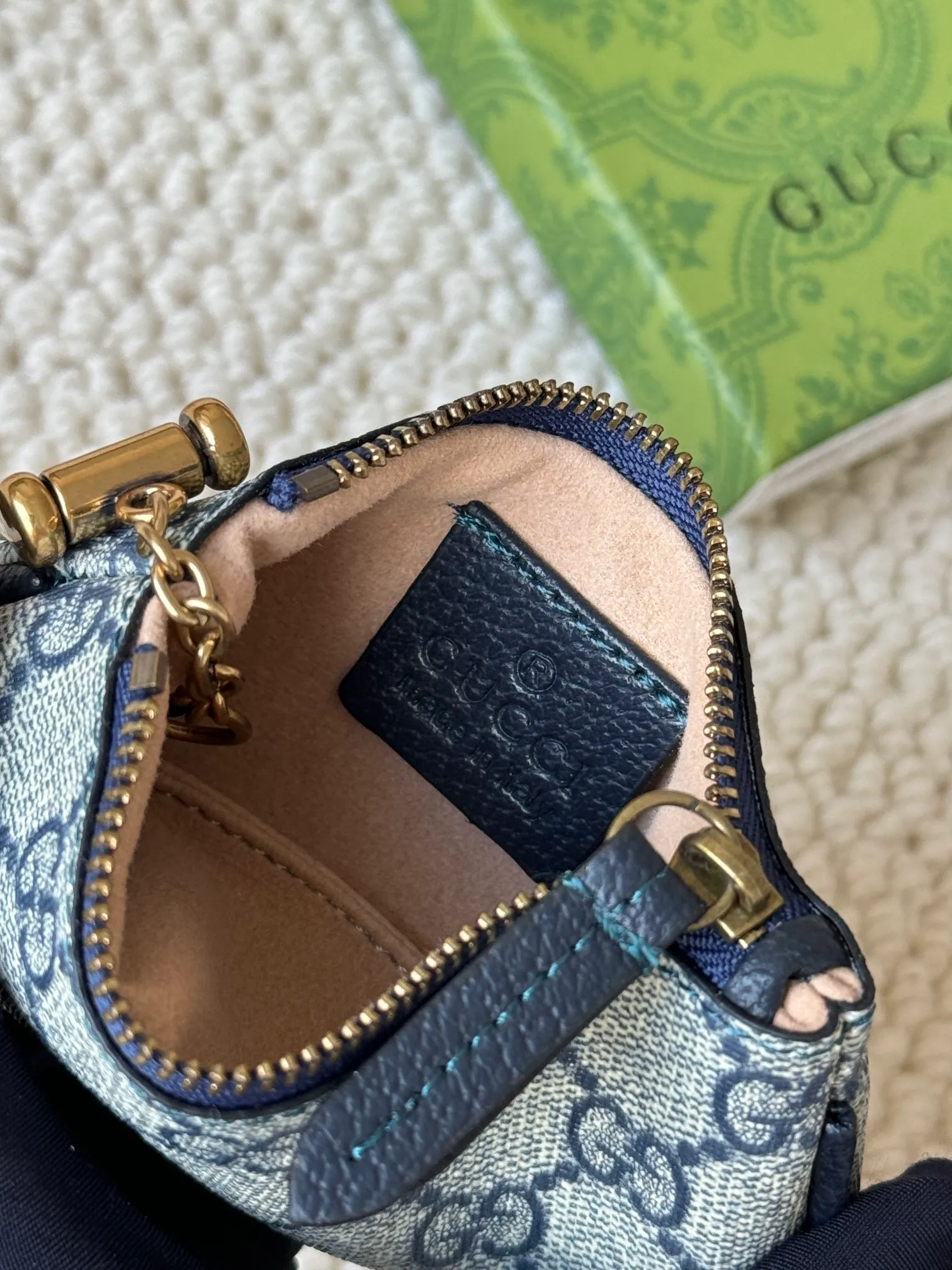 💰140 gucci new small coin purse ~ lipstick bag! Cowhide + PVC with exquisite original factory hardware! Flexible and unique hook buckle, small and exquisite, with great effect. Model: 671722, size: 12x7.5x1.5cm.