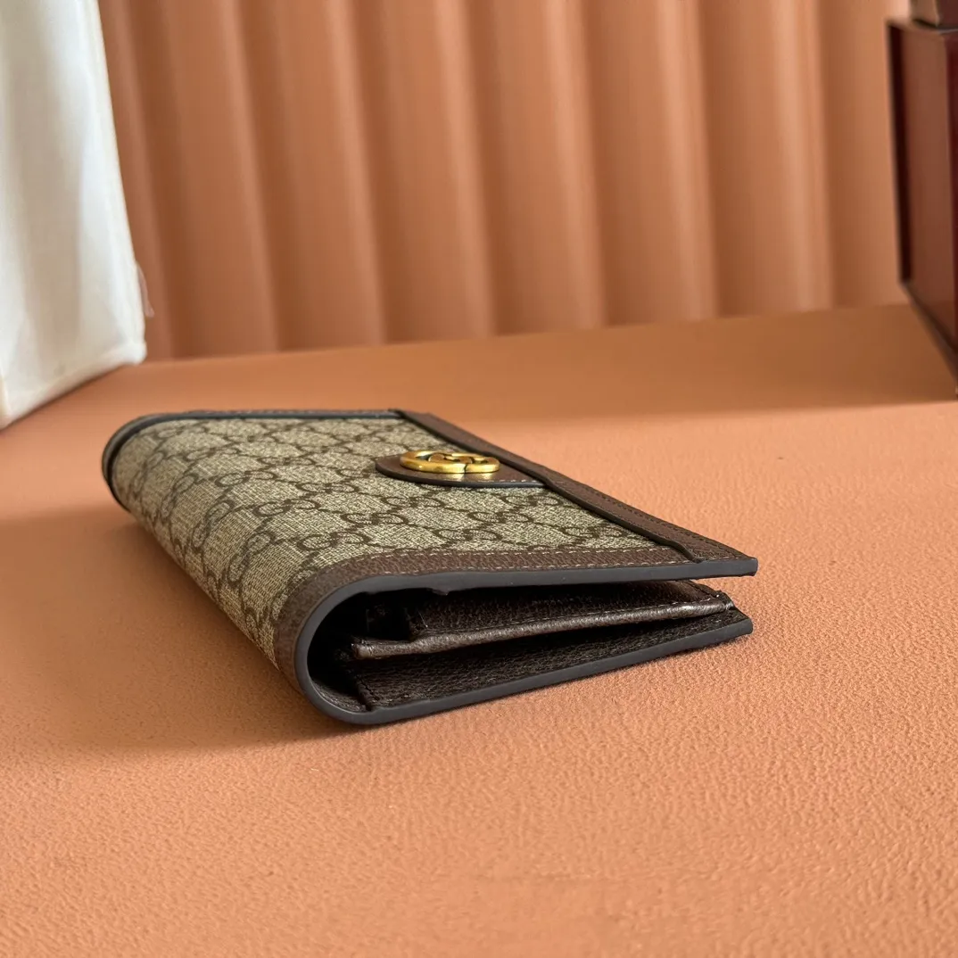 p420. 💋💋💋【With full set of original green box packaging】‼ ️Ophidia series GG long wallet The new series presents thin and compact small leather goods, with ingenuity and the main color matching, making the classic GG logo embellishment on the bag full of style. Featuring multiple card compartments and pockets, this long wallet is crafted in blue and embellished with silver-toned Double G-shaped accessories to complete the design. Blue and navy GG Supreme canvas Dark blue leather trim Silver-tone hardware Moiré fabric lining Double G Interior: Sixteen card compartments, one zip pocket and three open pockets Dimensions when closed: 19cm (L) x 10cm (W) x 2cm (D); open: 19cm (L) x 20.5cm (W) Weight: approx. 0.148kg Ident number: 791746. Dimensions: 1 (length) x 10 (width) x 2 cm (thickness) Color: blue/pvc. Made in Italy