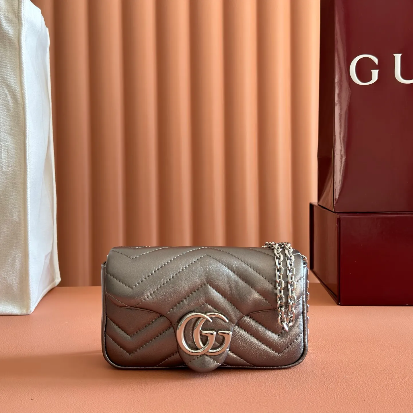 p860💋💋💋【With full set of original counter packaging】The brand’s iconic GG Marmont series is ingeniously integrated with double G-shaped accessories and faceted chain straps, and soft leather is selected to create a soft-lined bag shape. This mini bag is embellished with the brand's archive logo, which debuted in the 1970s. Silver V-shaped Matelassé sheepskin leather Silver-toned hardware Double G Chain shoulder strap (60 cm high) Magnetic snap fastening Weight: approx. 0.35 kg Model number: 841290. Dimensions: 16.5cm (width) x 9.5cm (height) x 4.5cm (depth) Color: Gunmetal sheepskin/original leather. Made in Italy
